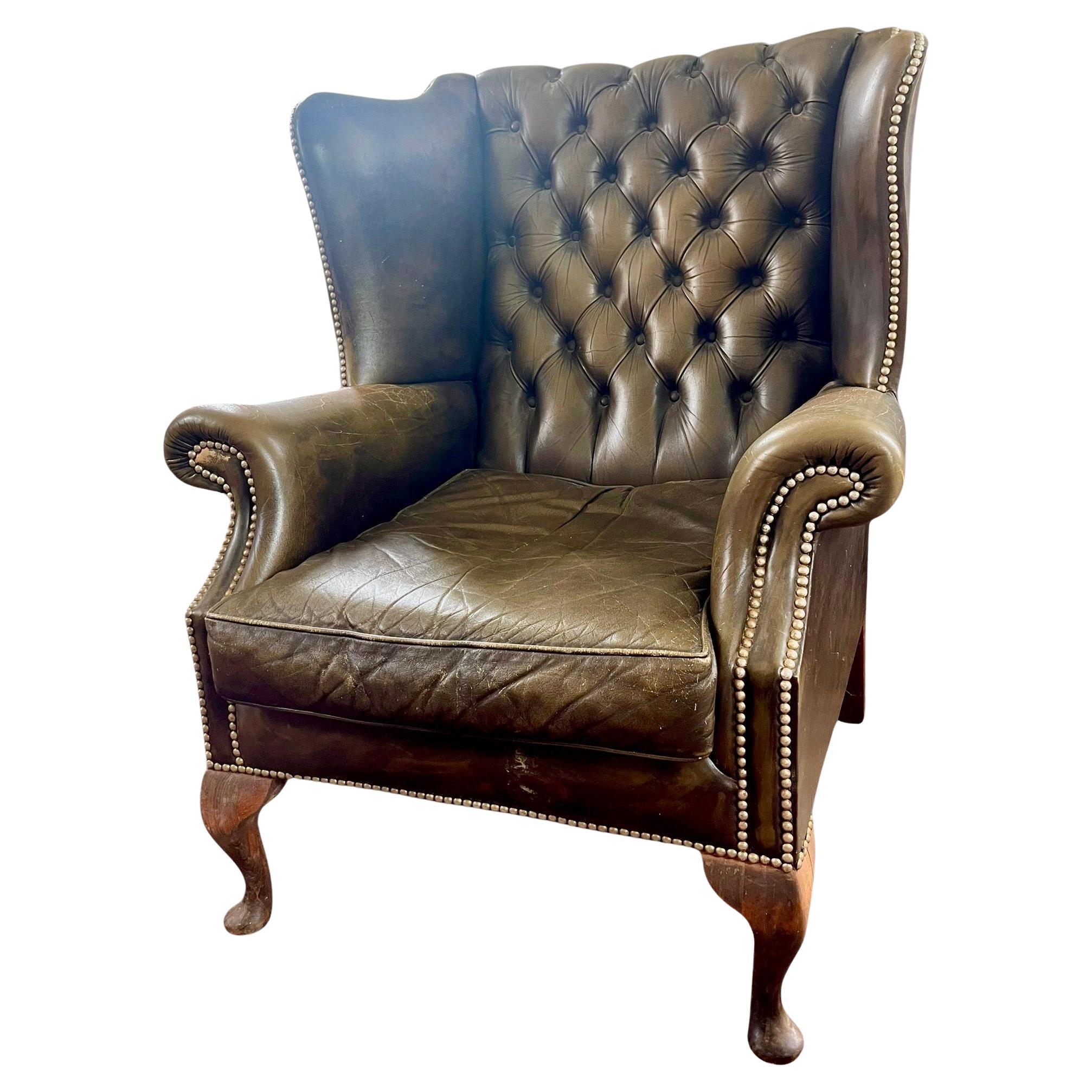 Magnificent and imposing English wing chair in tufted green leather resting on four arched wooden legs.
This Chesterfield chair is a very beautiful English work. English antiques are of a sure taste and a very good quality.
The significant height of