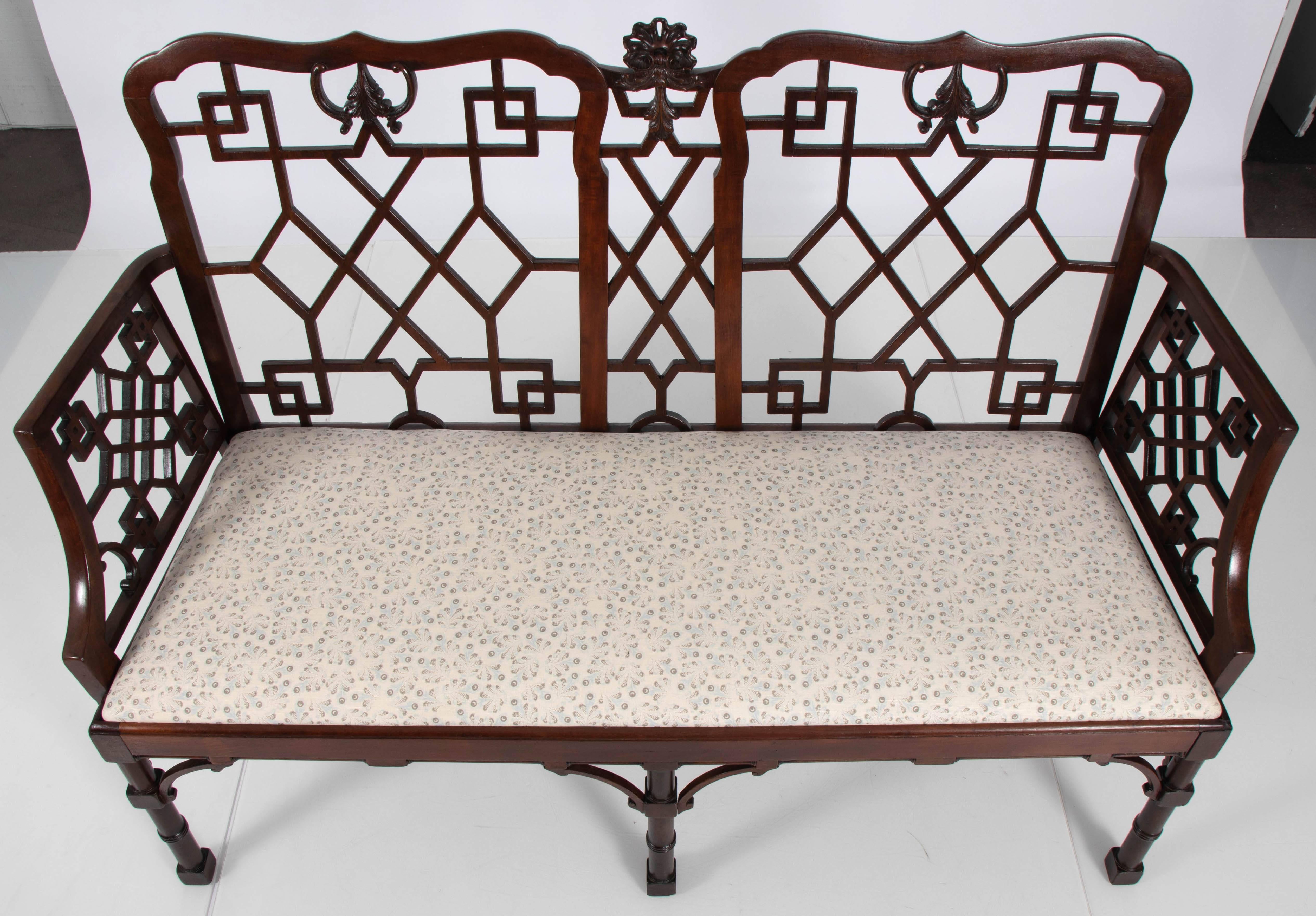 English Chinese Chippendale Mahogany Settee In Good Condition In Stamford, CT