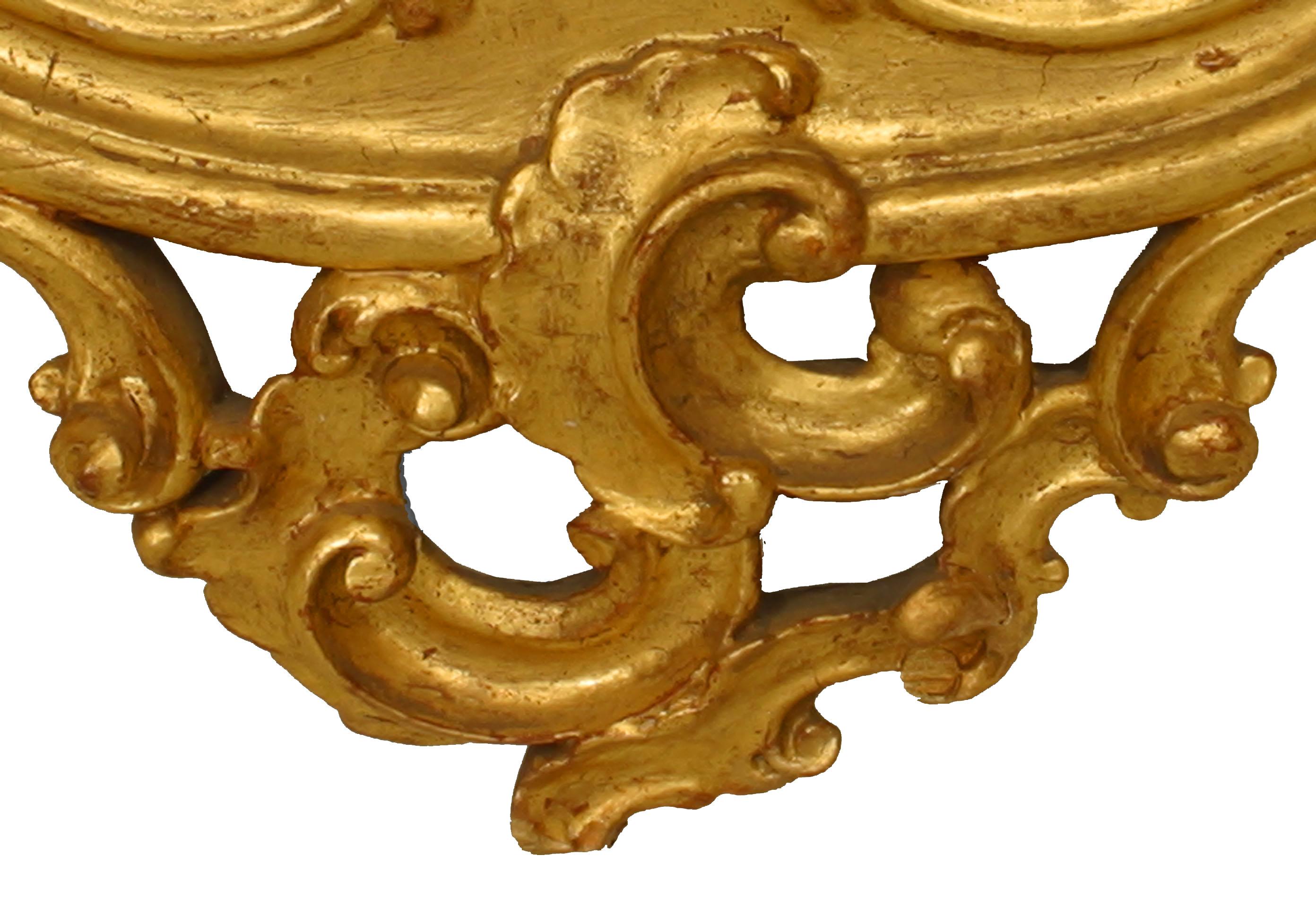 Britannique Miroir mural anglais de style Chippendale en bois doré à motif d'oiseaux en vente