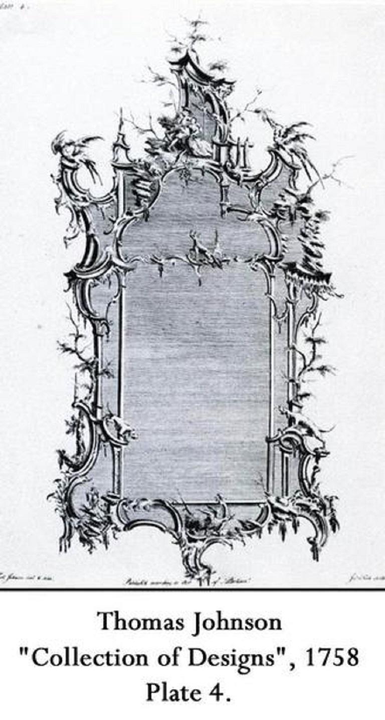 Espejo de pared tallado en madera dorada de estilo Chippendale chino inglés (finales del siglo XIX) con parte superior en forma de pagoda sobre una figura sentada, aves, sabuesos y un zorro. (a la manera de THOMAS JOHNSON hacia 1758)

Estado: Bueno;