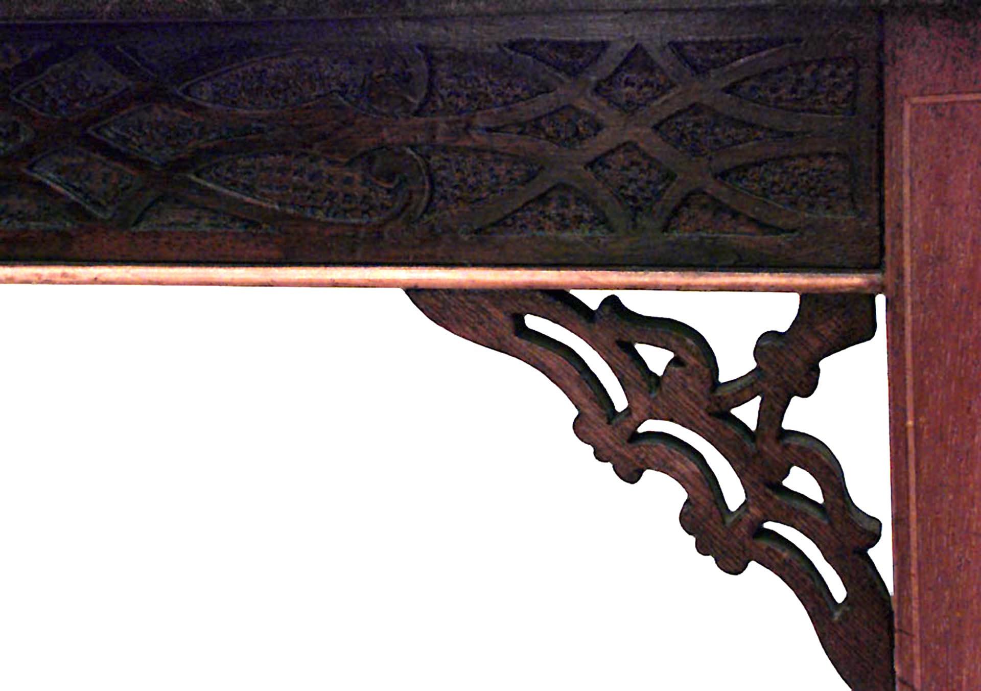 Table d'appoint en acajou incrusté de lignes, de style chinois Chippendale (fin XIXe siècle), avec un tablier chantourné aveugle et une traverse en X supportant un étage inférieur.
