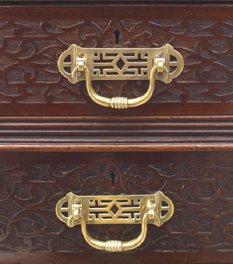 Sculpté Bureau anglais en acajou de style Chippendale chinois en vente