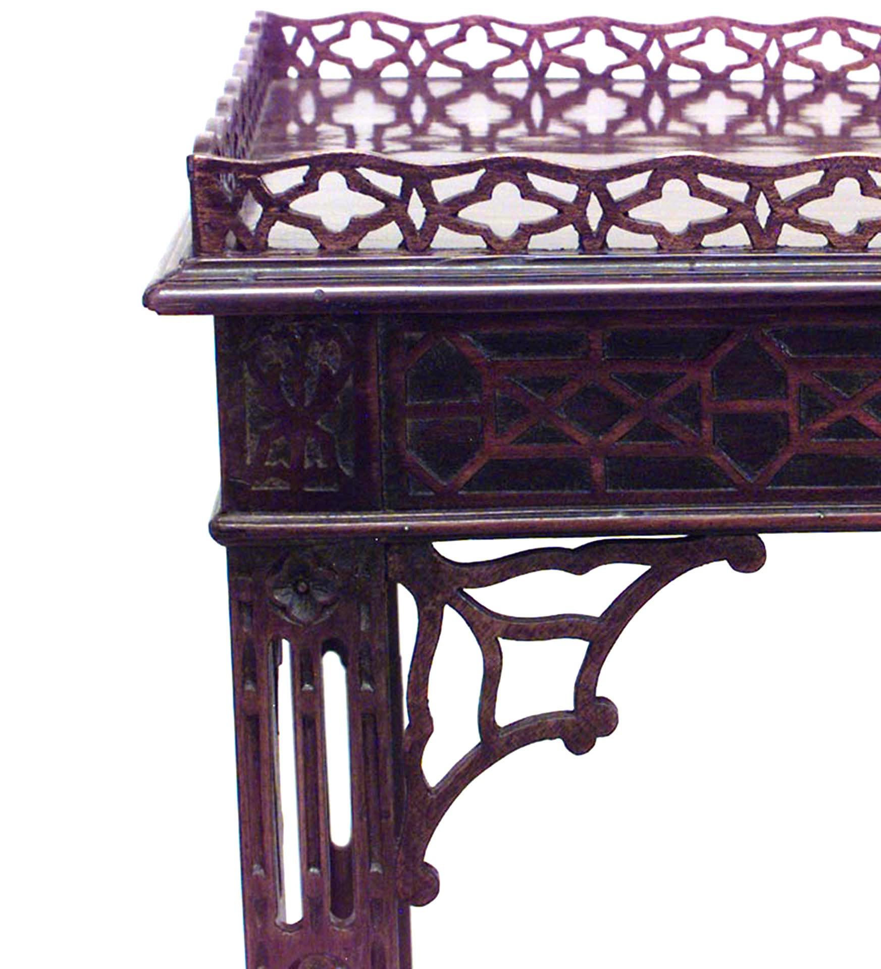 Englischer Mahagoni-Silbertisch im chinesischen Chippendale-Stil (spätes 19. Jahrhundert) mit durchbrochenen und blinden Laubsägearbeiten und einer X-Bahre, die eine untere Etage mit Lederrollen trägt.
