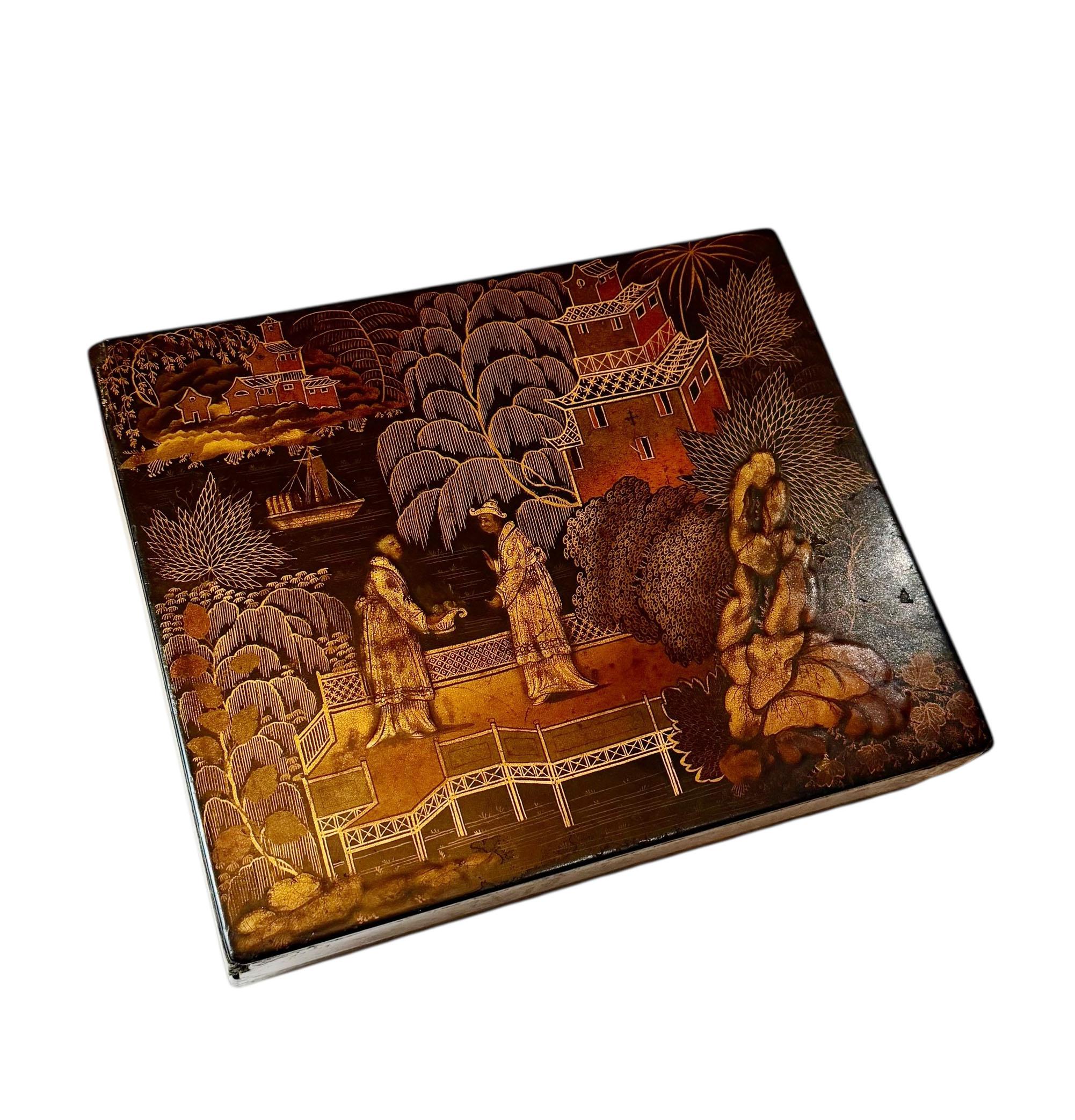 Dieses fein gearbeitete Beispiel für Chinoiserie aus der frühen Regency-Ära ist eine englische Schwarzlackschatulle, die sich durch exquisite Qualität und Liebe zum Detail auszeichnet. Wahrscheinlich als Bonbondose verwendet, weist sie eine elegante