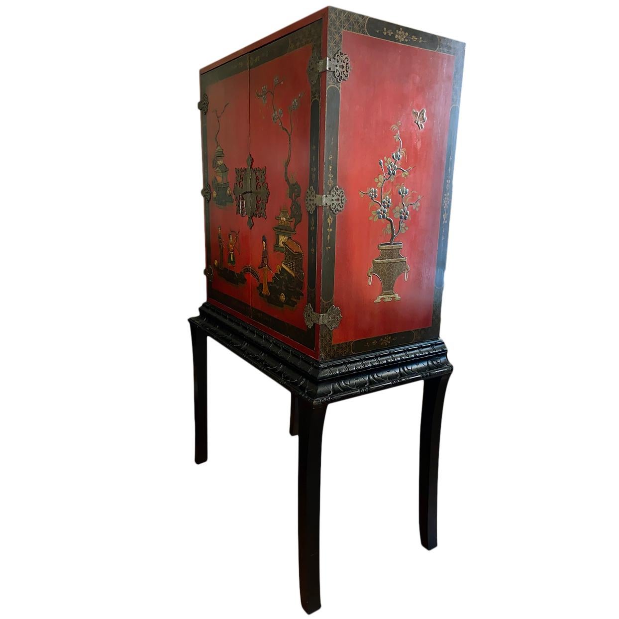 A circa 1920's English red lacquered Chinoiserie cabinet with gilt details.

Measurements:
Height: 61.25