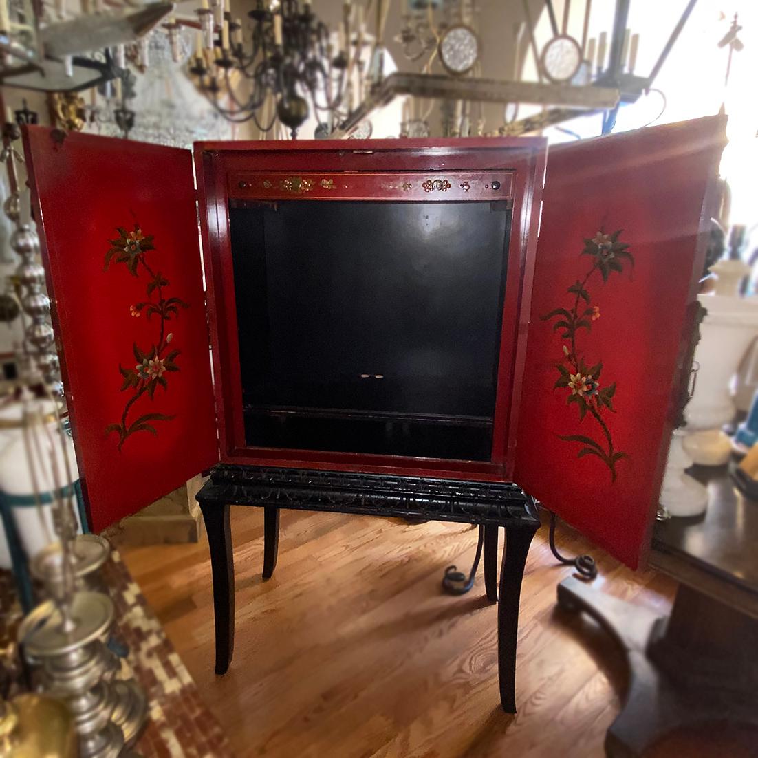 English Chinoiserie Cabinet In Good Condition For Sale In New York, NY