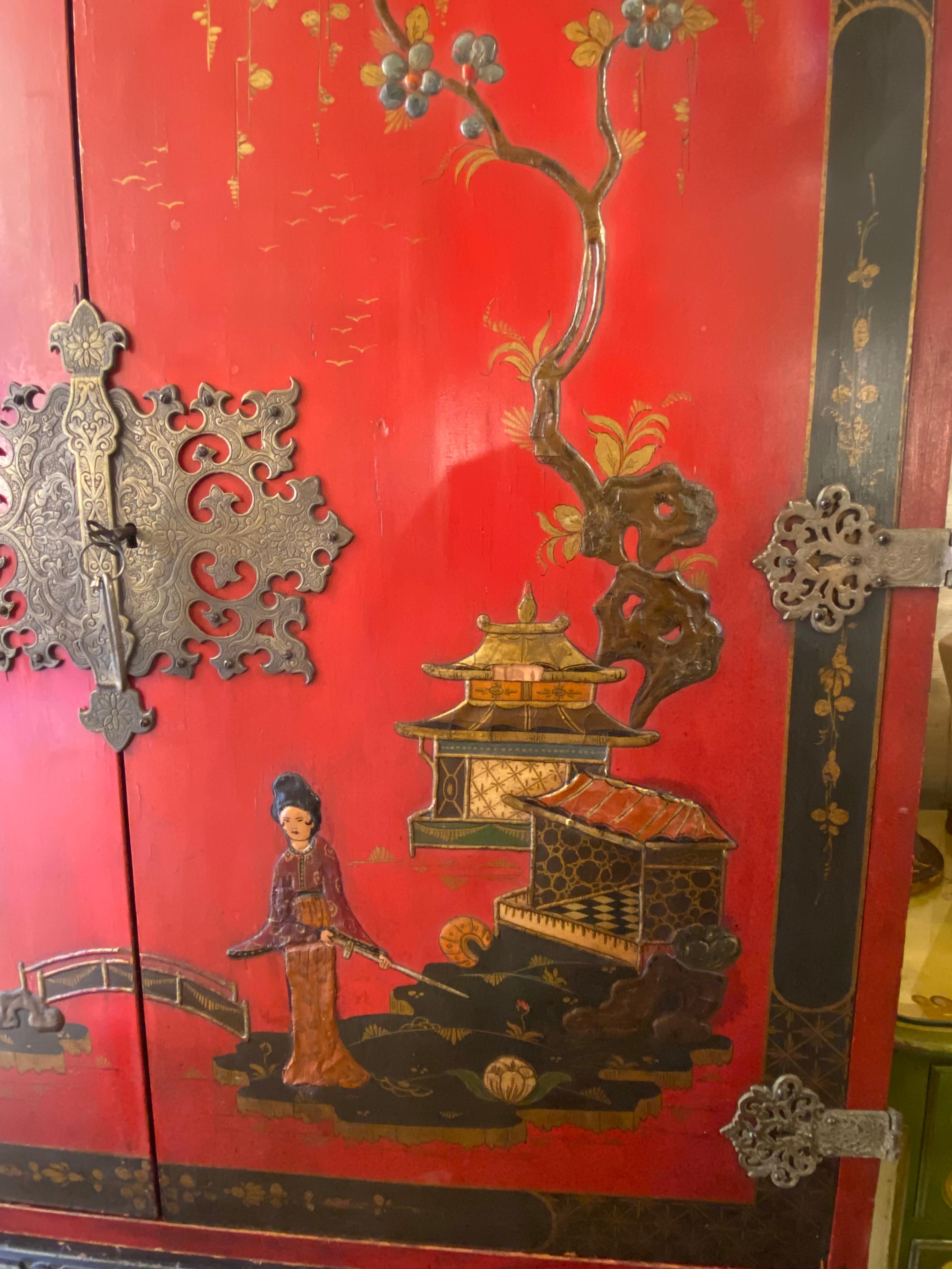 Early 20th Century English Chinoiserie Cabinet For Sale