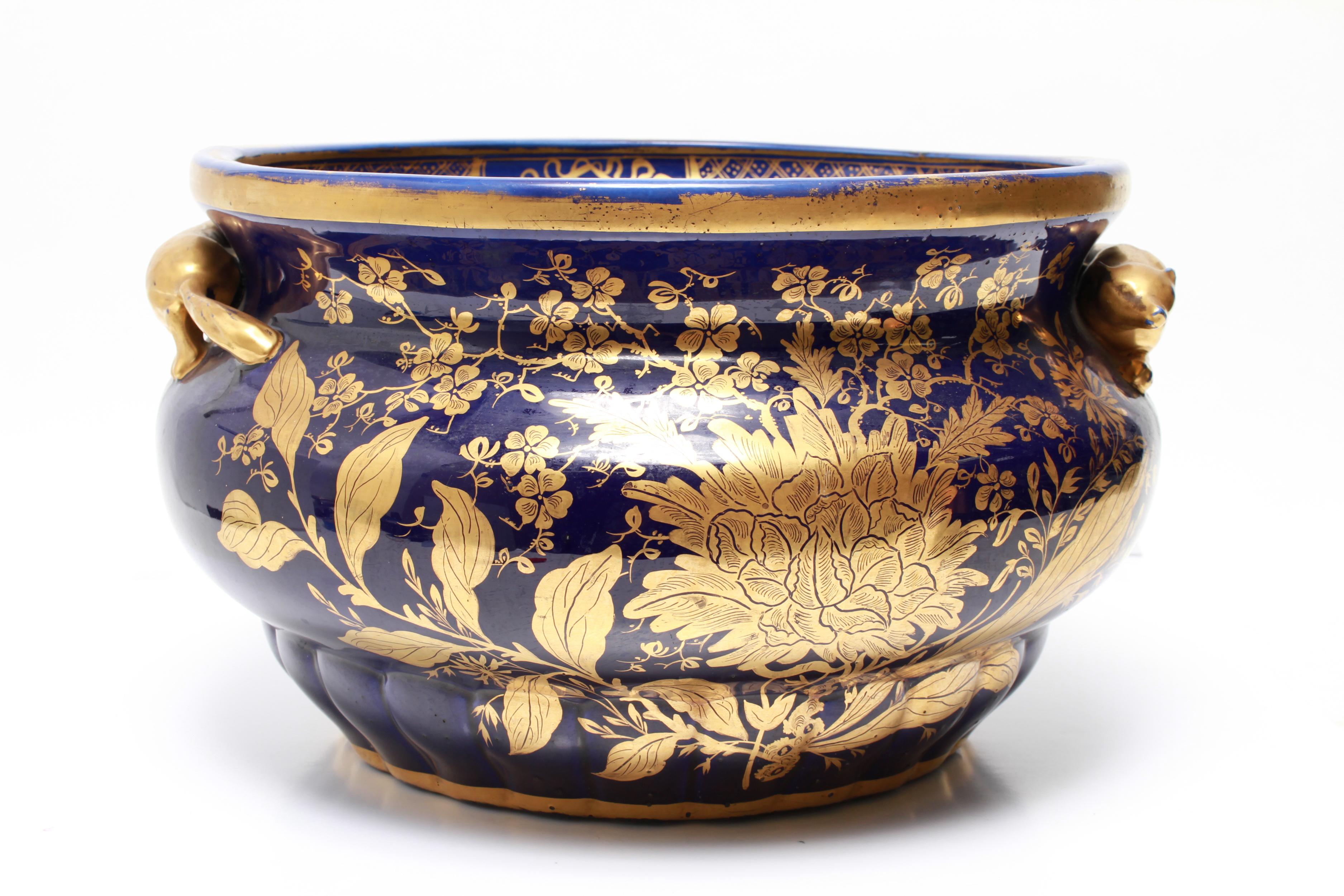 English Chinoiserie Cobalt & Gilt Jardiniere With Fox Handles In Good Condition In New York, NY