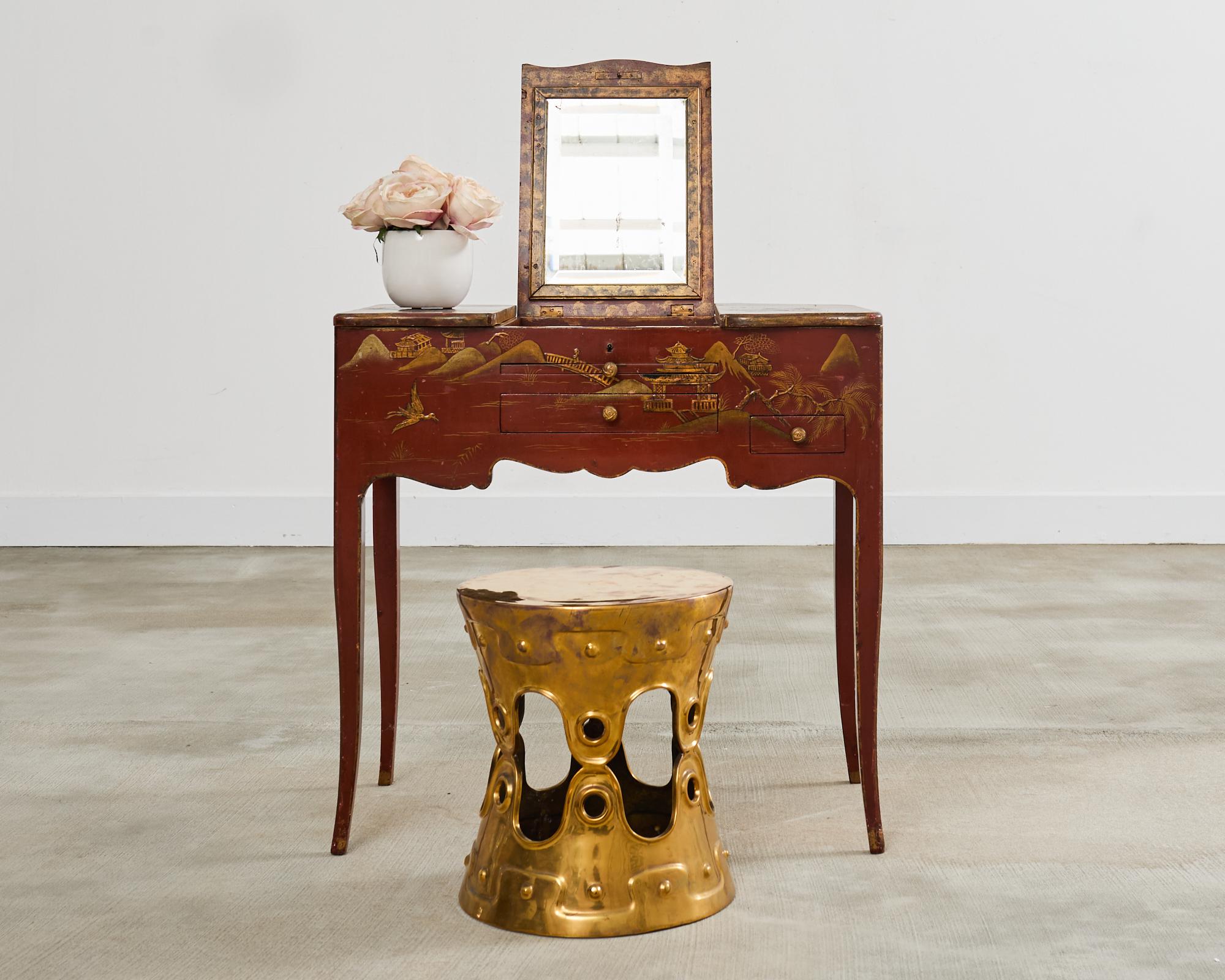Graziosa toeletta inglese in stile Queen Anne con cassa decorata in lacca asiatica, realizzata nel periodo del revival della Chinoiserie del XIX secolo in Europa occidentale. Il piccolo vanity è centrato da un piano ribaltabile che si apre per