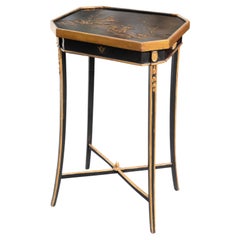 Mesita auxiliar inglesa de estilo chinoiserie con acabado ebonizado