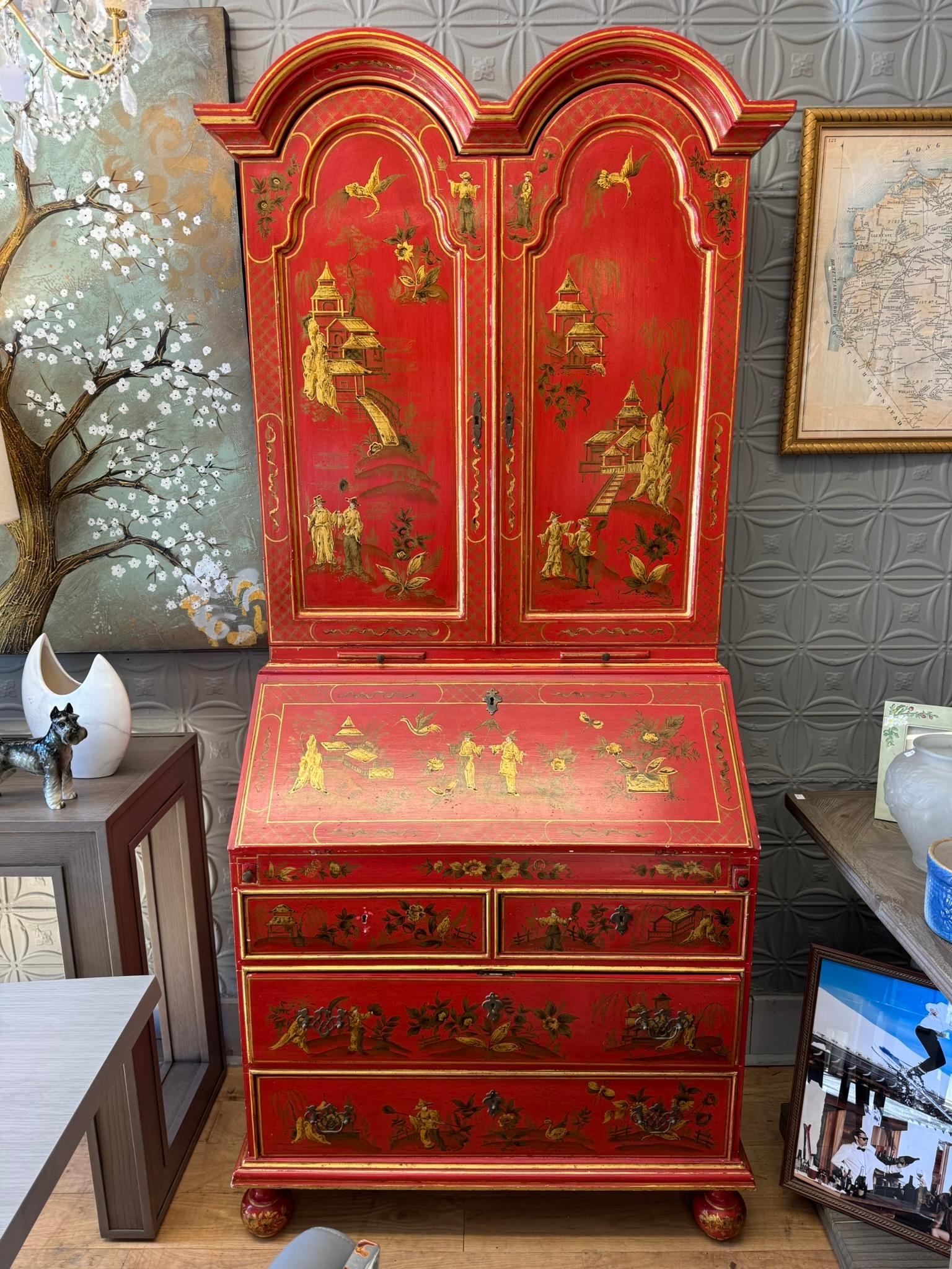 Mueble secreter vintage de estilo chino inglés con elementos de diseño de la Reina Ana y Jorge I, acabado japonado en rojo bermellón/escarlata con decoraciones pintadas a mano y doradas. En dos secciones, con el armario superior de puertas arqueadas