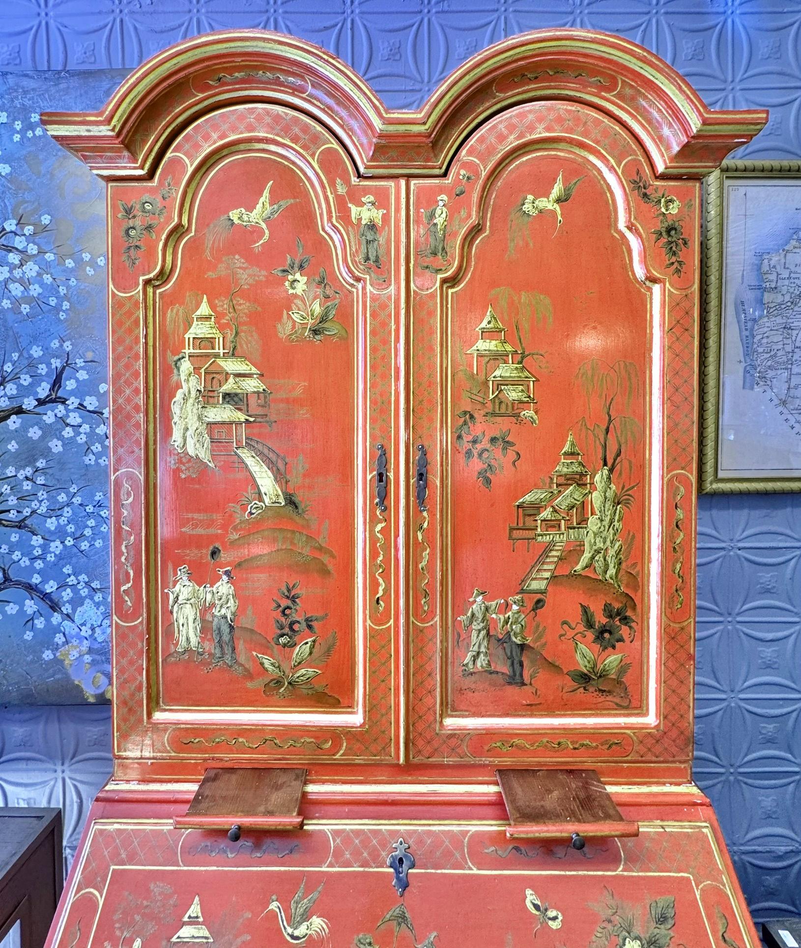 Secretario de Gabinete Inglés Chinoiserie Estilo Georgiano Japanned Escarlata Bermellón en Bueno estado para la venta en New York, NY