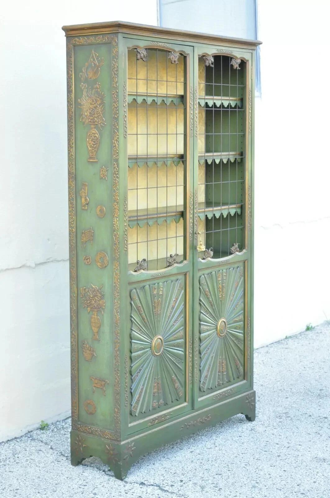 Mobile da esposizione alto di Giorgio III, vintage, dipinto in verde con effetto distress, in stile cineseria. L'articolo presenta una finitura dipinta a fuoco verde e oro, figure/scene decorative su tutto il perimetro, forma alta e maestosa,