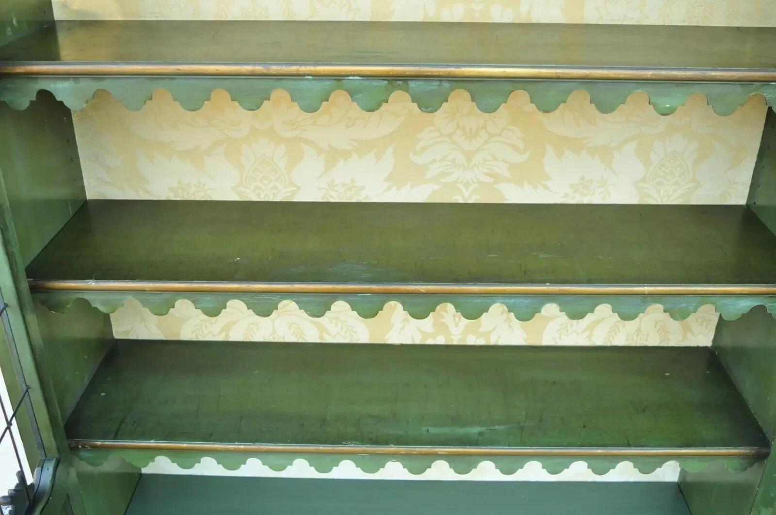 Legno Espositore curioso alto di Giorgio III dipinto in verde e con effetto di distorsione in vendita