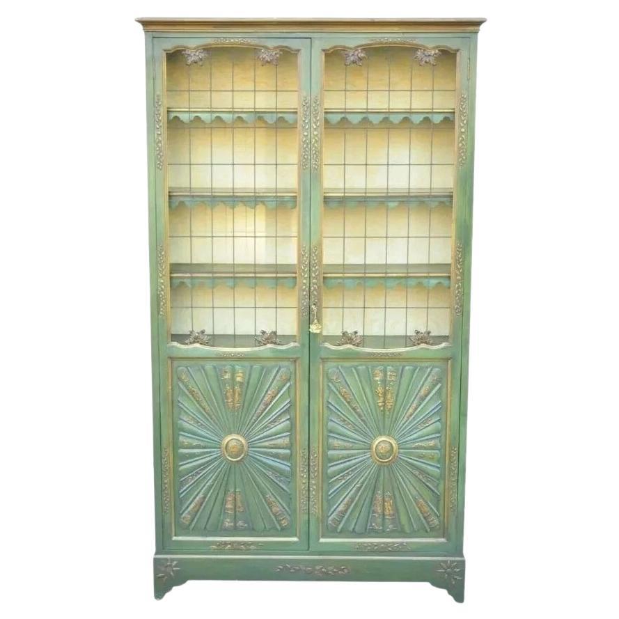 Vitrina alta Jorge III pintada en verde envejecido de Chinoiserie inglesa