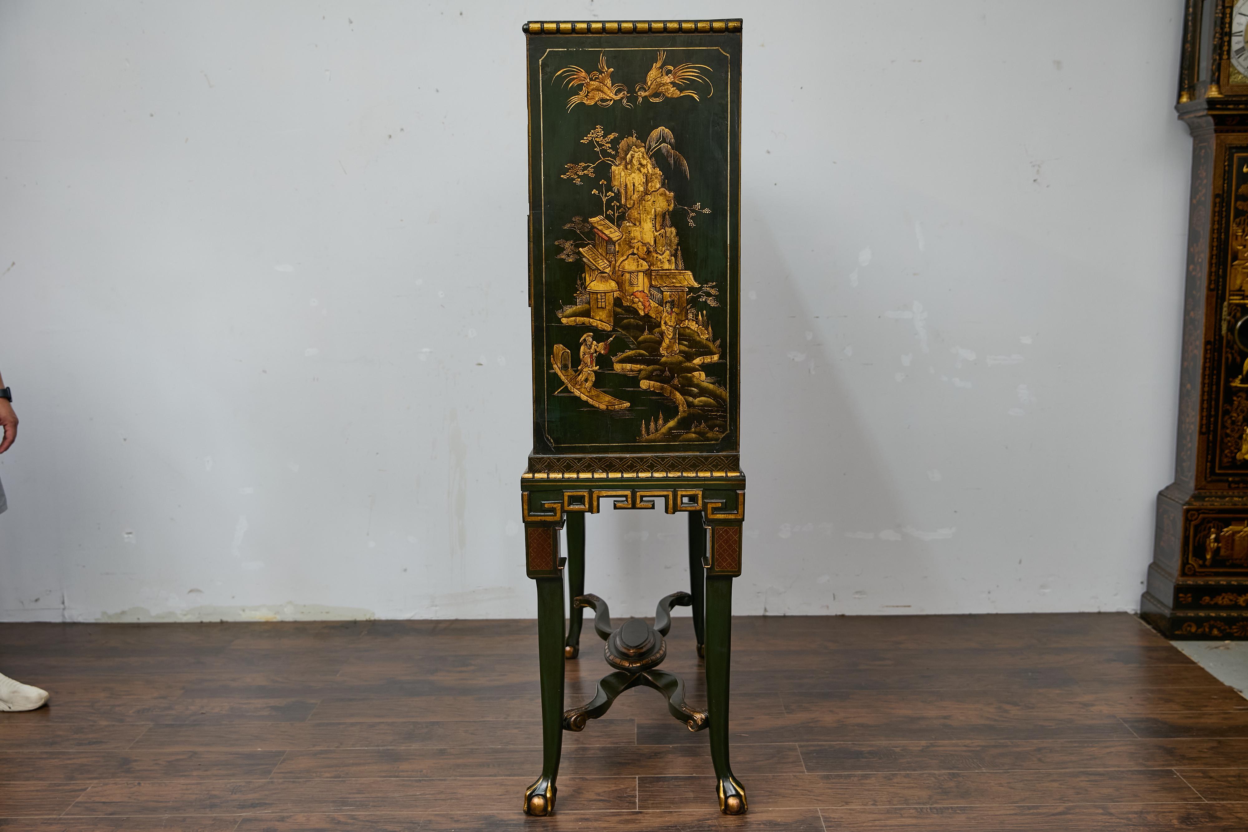 Chinoiserie inglesa Gabinete lacado verde oscuro sobre peana con paneles escénicos dorados en venta 3