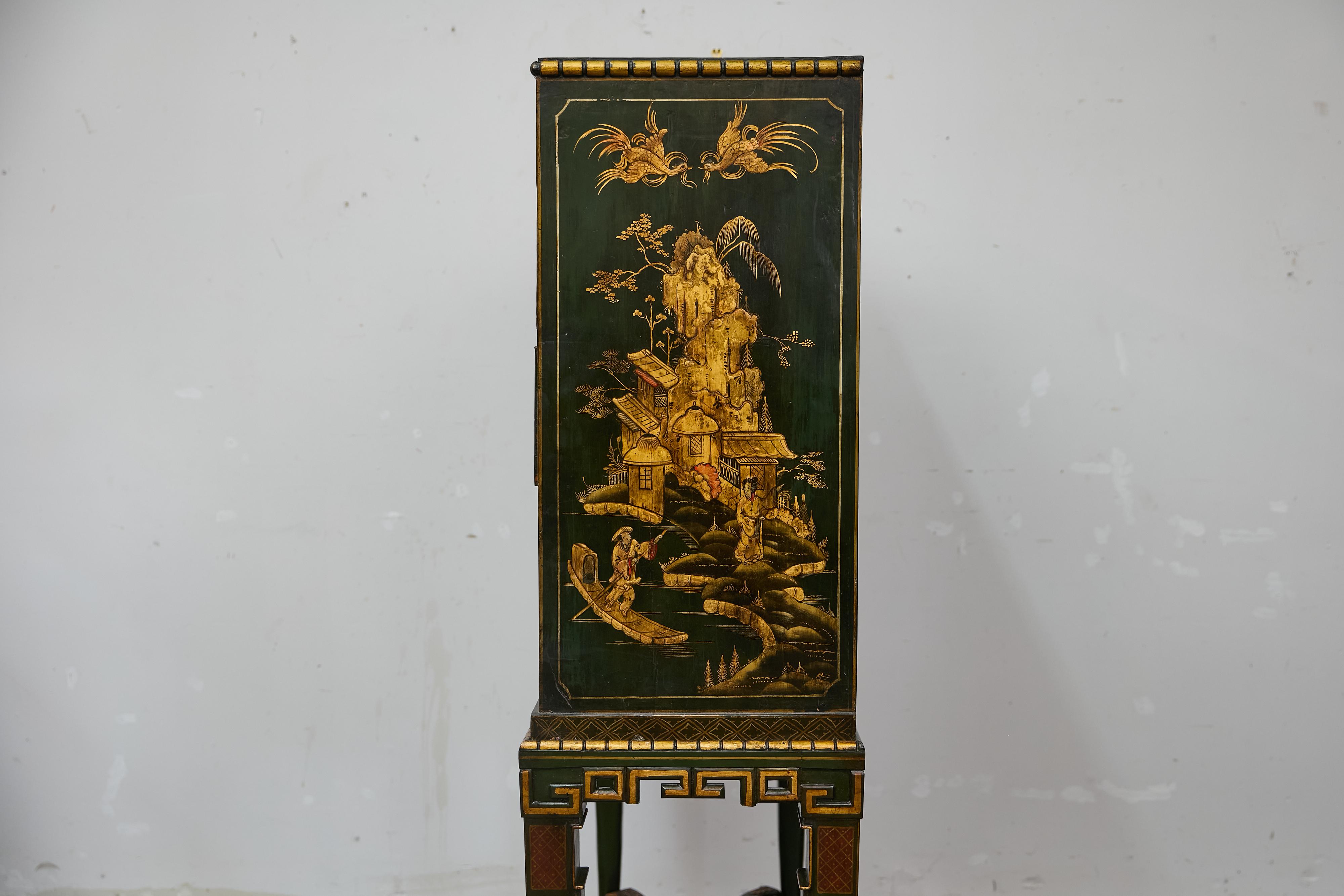 Chinoiserie inglesa Gabinete lacado verde oscuro sobre peana con paneles escénicos dorados en venta 4