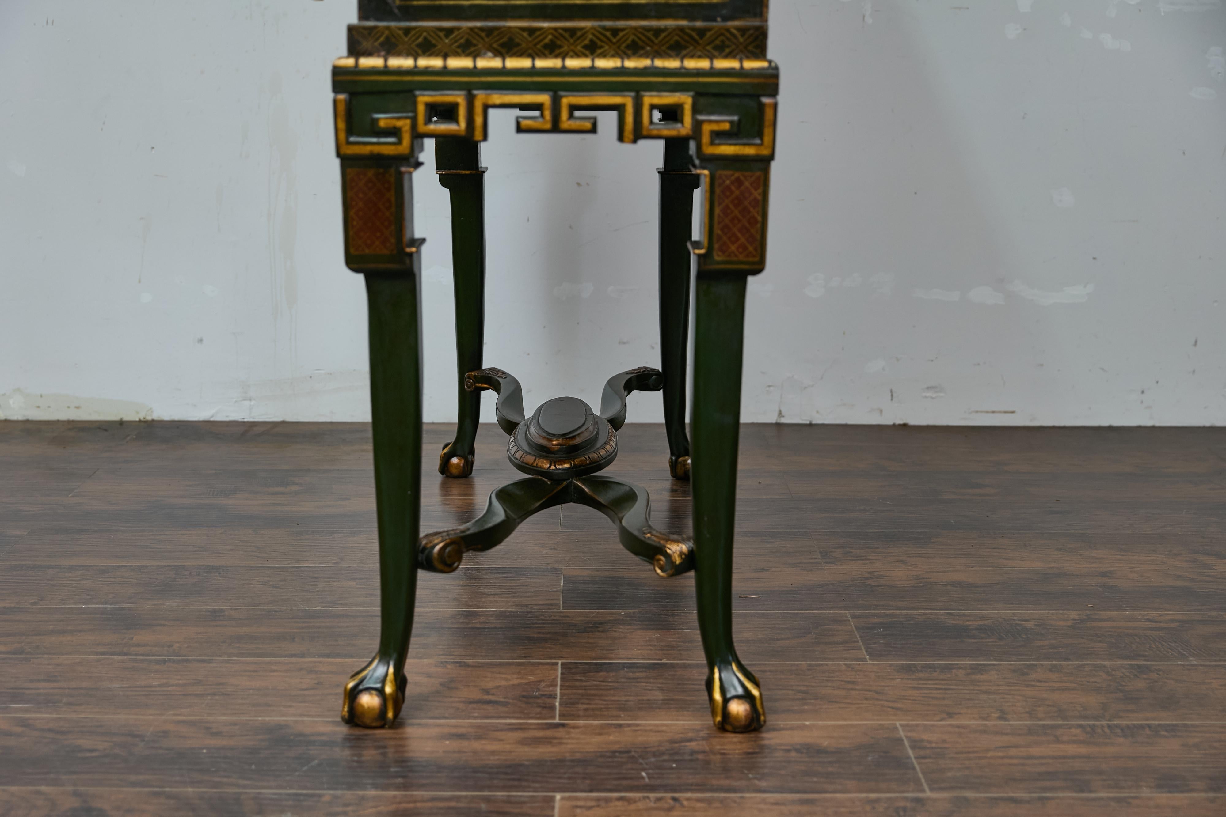 Chinoiserie inglesa Gabinete lacado verde oscuro sobre peana con paneles escénicos dorados en venta 5