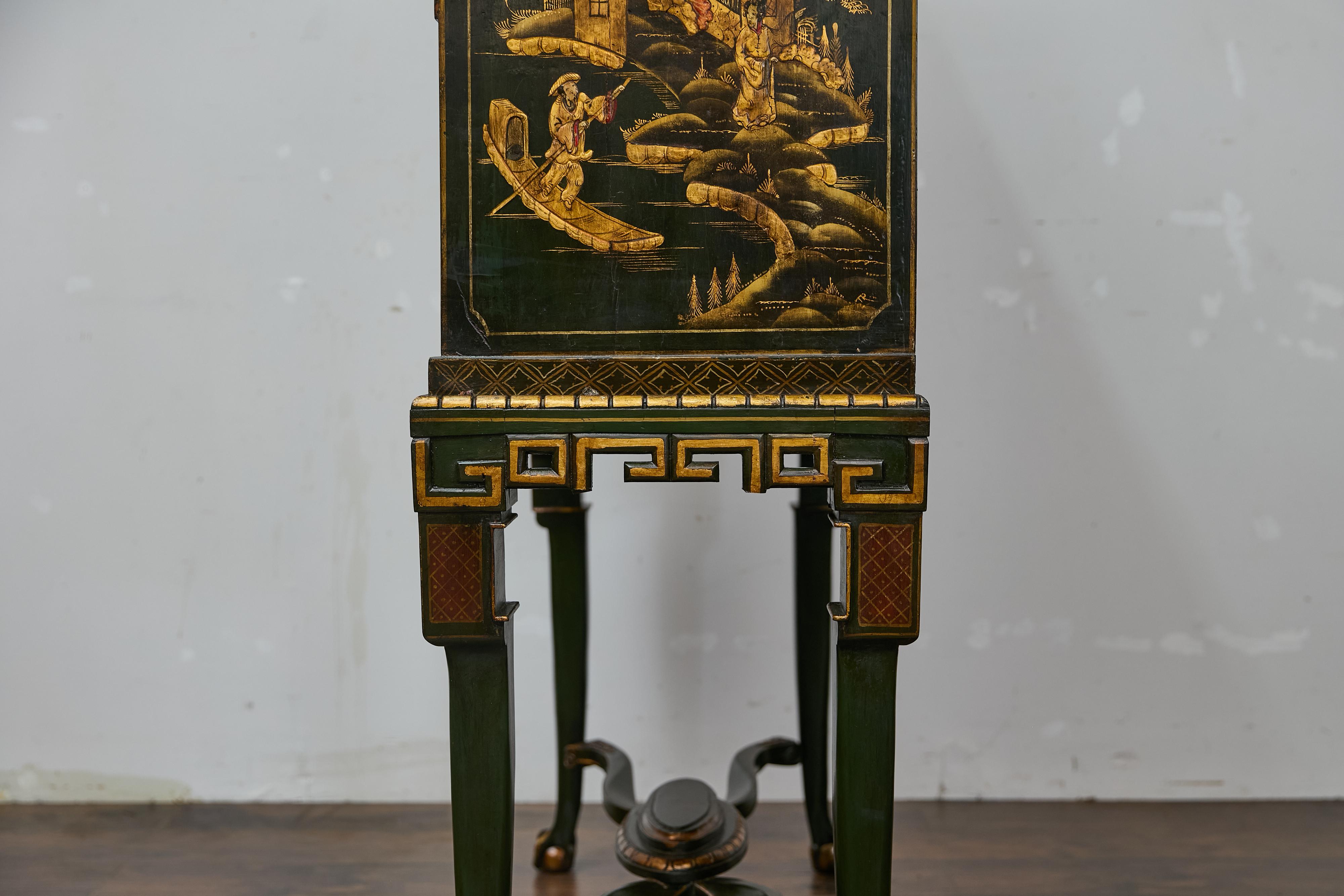Chinoiserie inglesa Gabinete lacado verde oscuro sobre peana con paneles escénicos dorados en venta 6