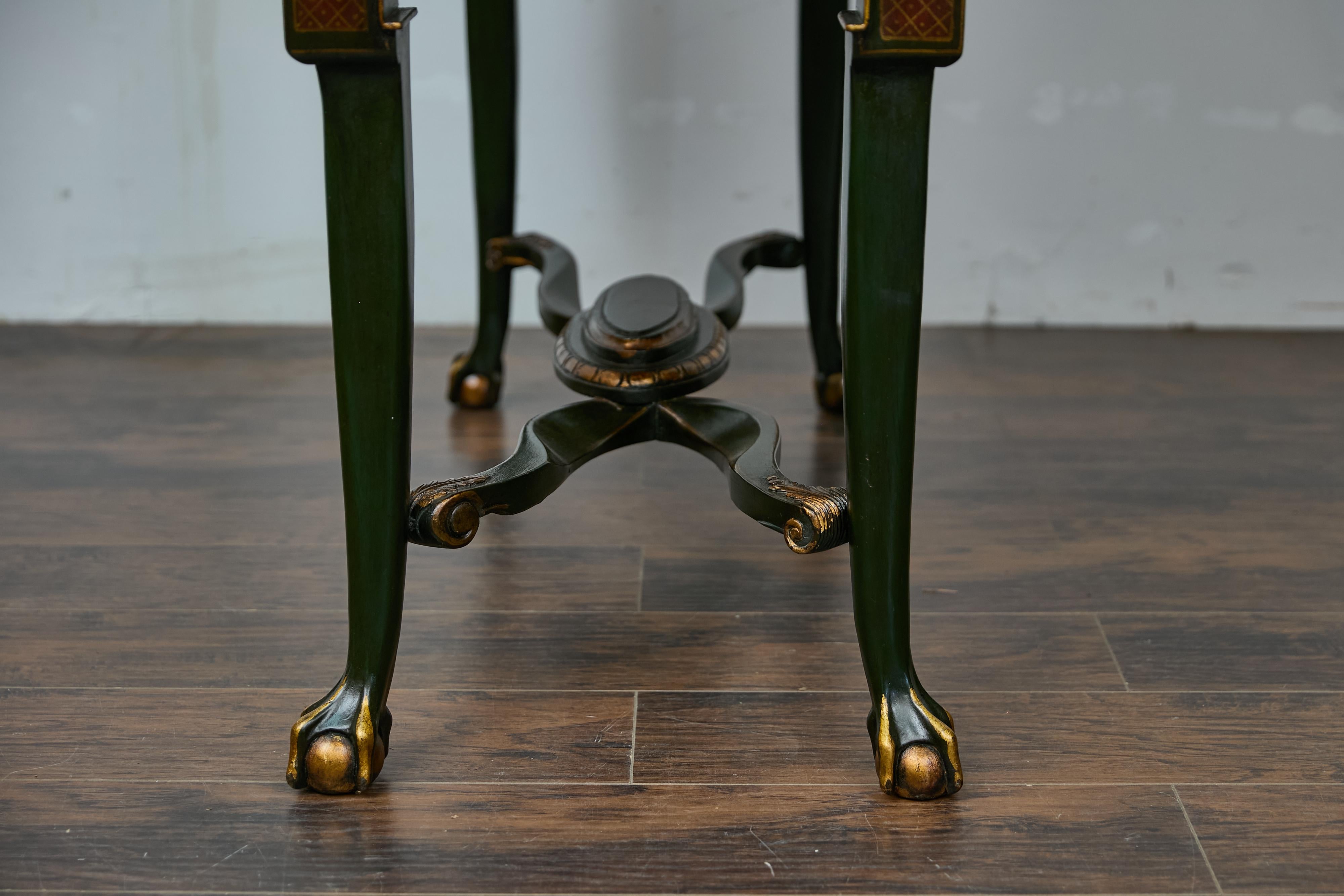 Chinoiserie inglesa Gabinete lacado verde oscuro sobre peana con paneles escénicos dorados en venta 7