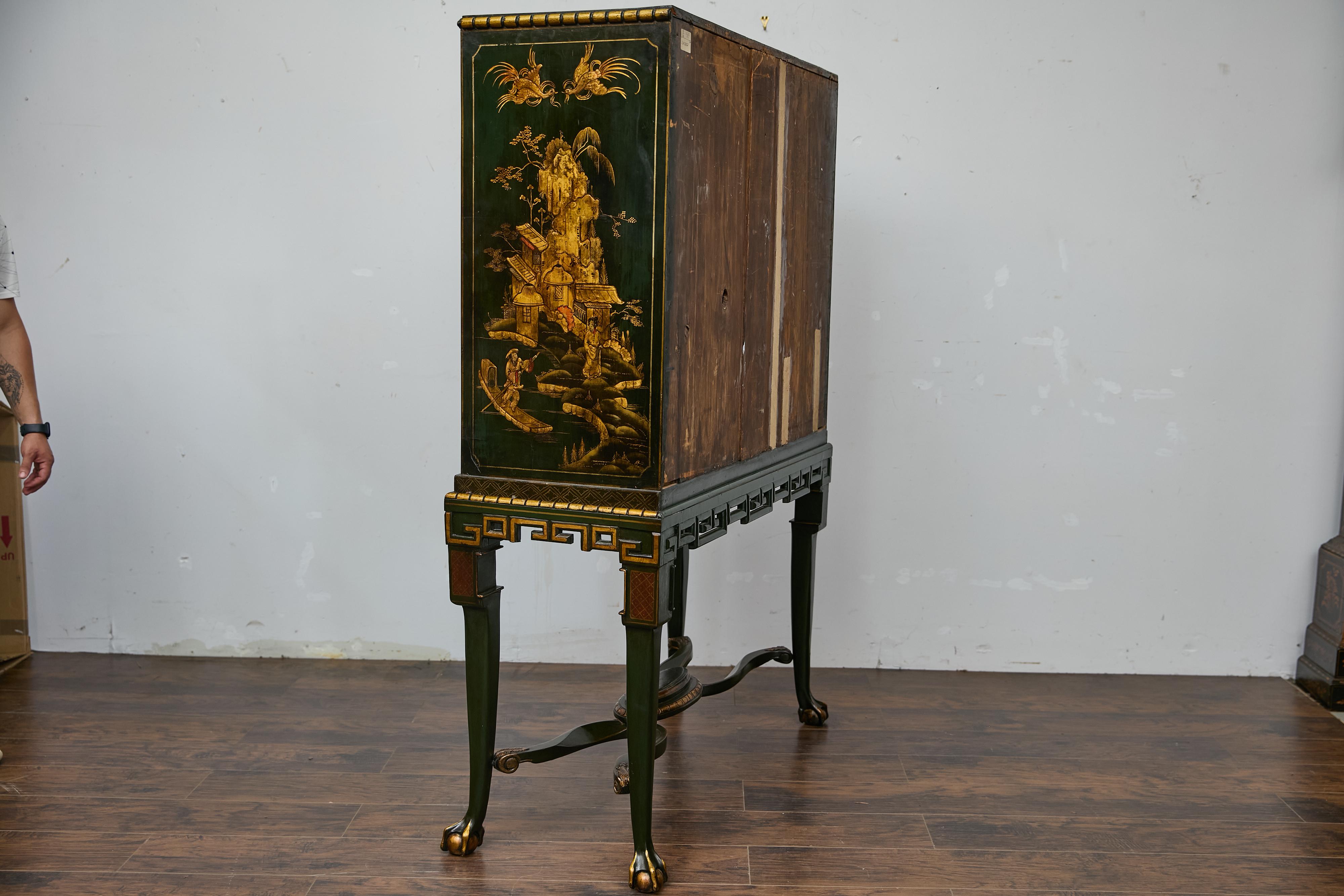 Chinoiserie inglesa Gabinete lacado verde oscuro sobre peana con paneles escénicos dorados en venta 8