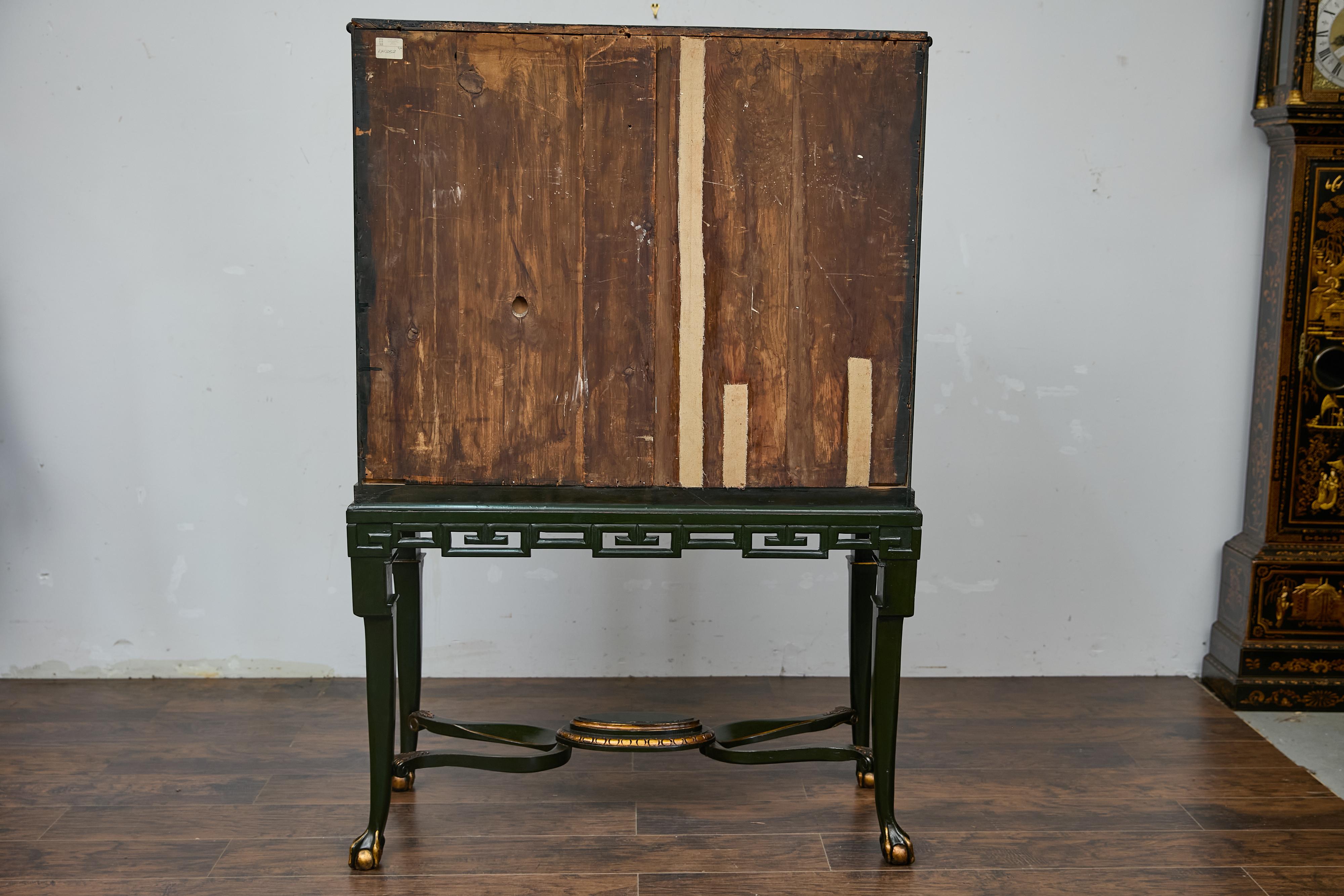 Chinoiserie inglesa Gabinete lacado verde oscuro sobre peana con paneles escénicos dorados en venta 9