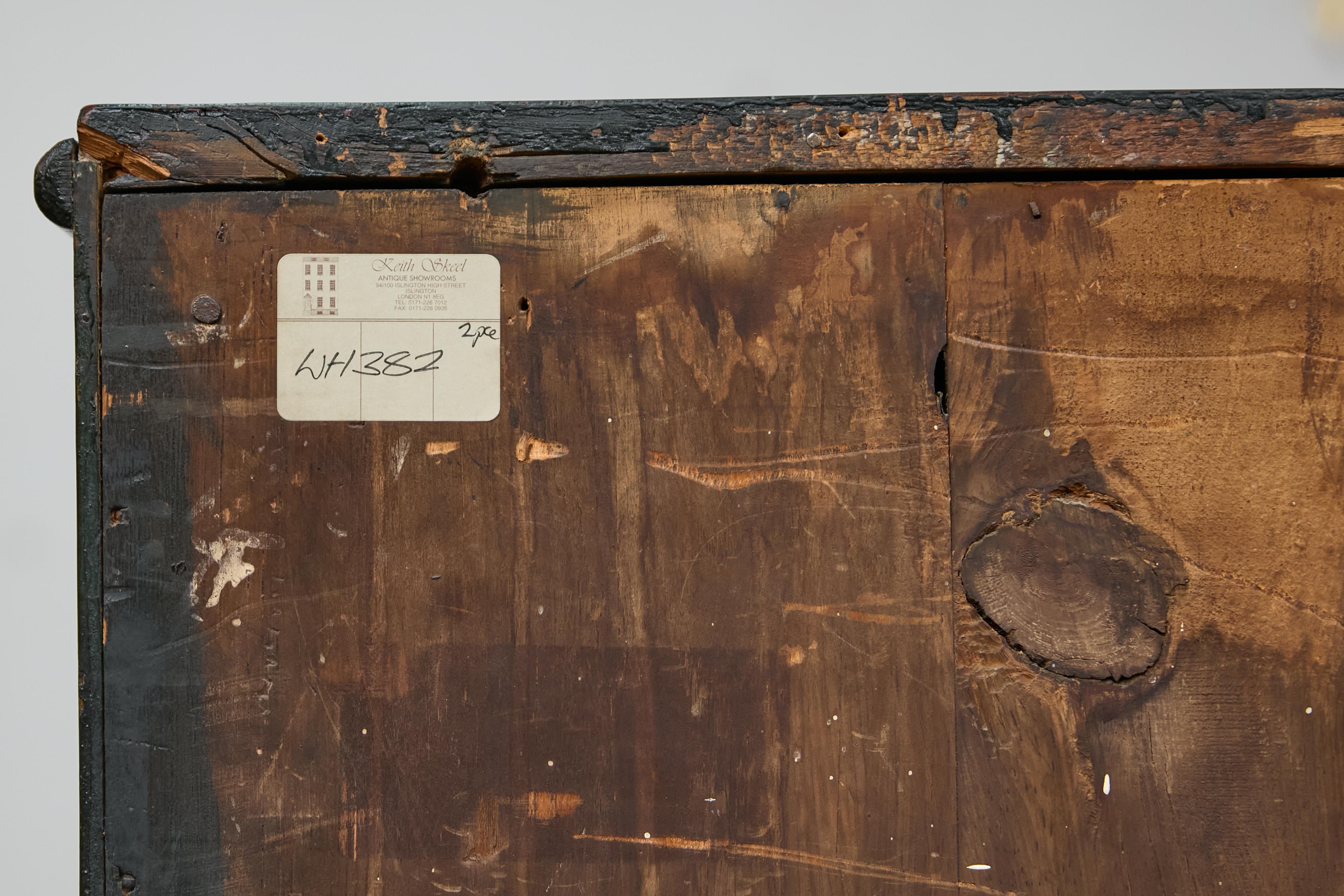 Chinoiserie inglesa Gabinete lacado verde oscuro sobre peana con paneles escénicos dorados en venta 10