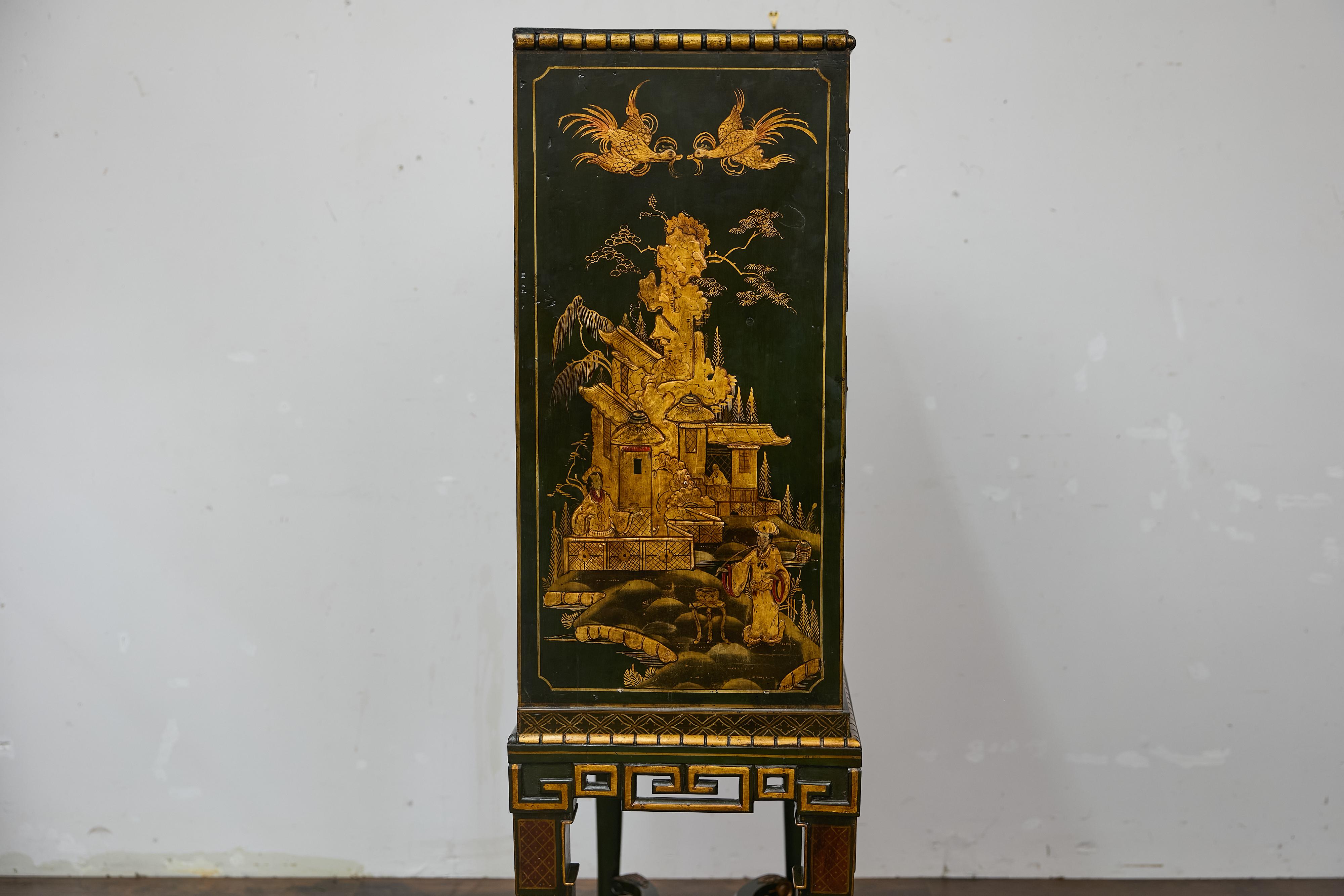 Chinoiserie inglesa Gabinete lacado verde oscuro sobre peana con paneles escénicos dorados en venta 12