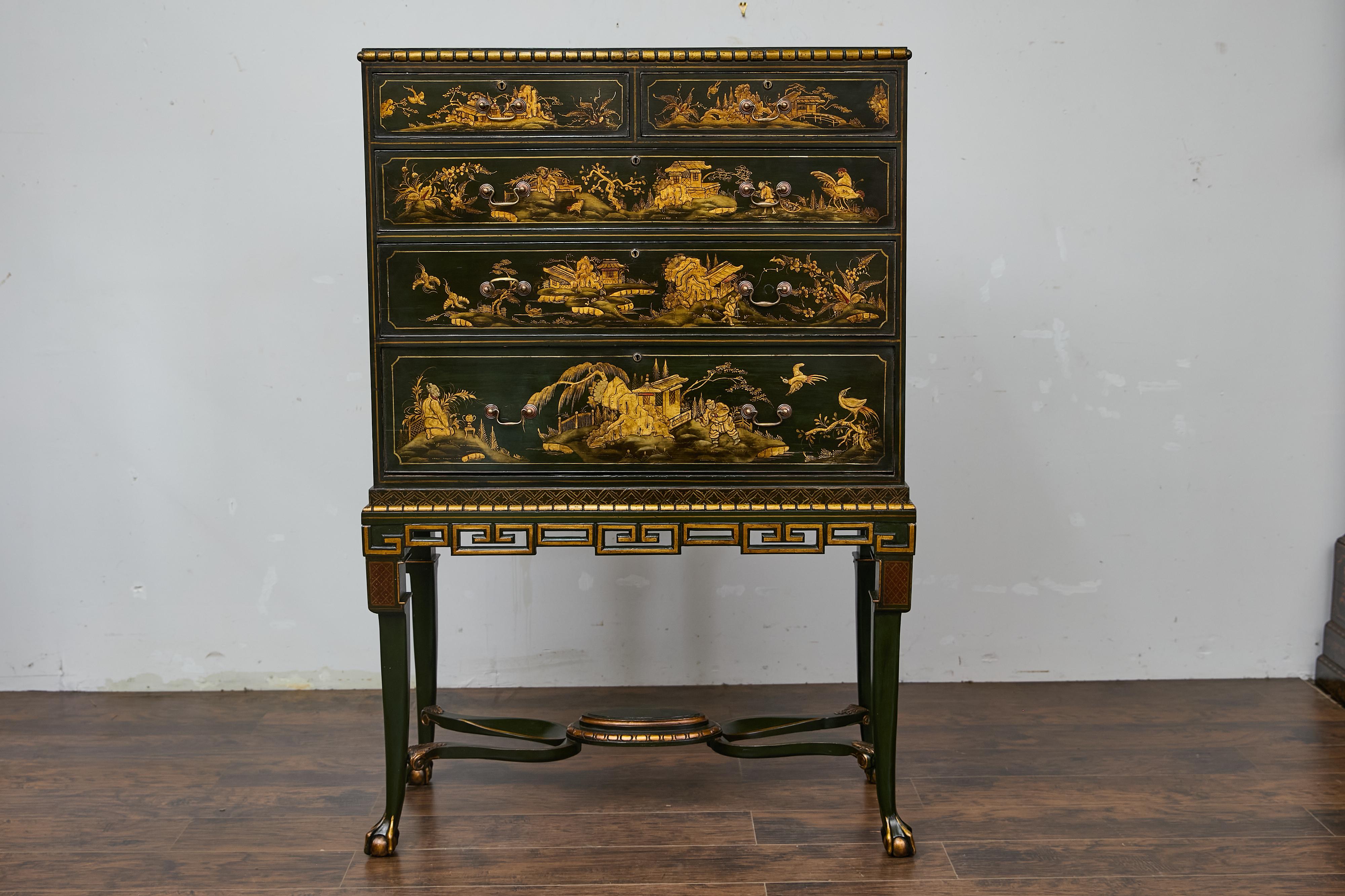 Armario inglés de Chinoiserie sobre peana de finales del siglo XIX con decoración dorada. Este impresionante armario inglés de Chinoiserie, con su acabado lacado en verde oscuro y su detallada decoración dorada, ejemplifica el refinado encanto de la