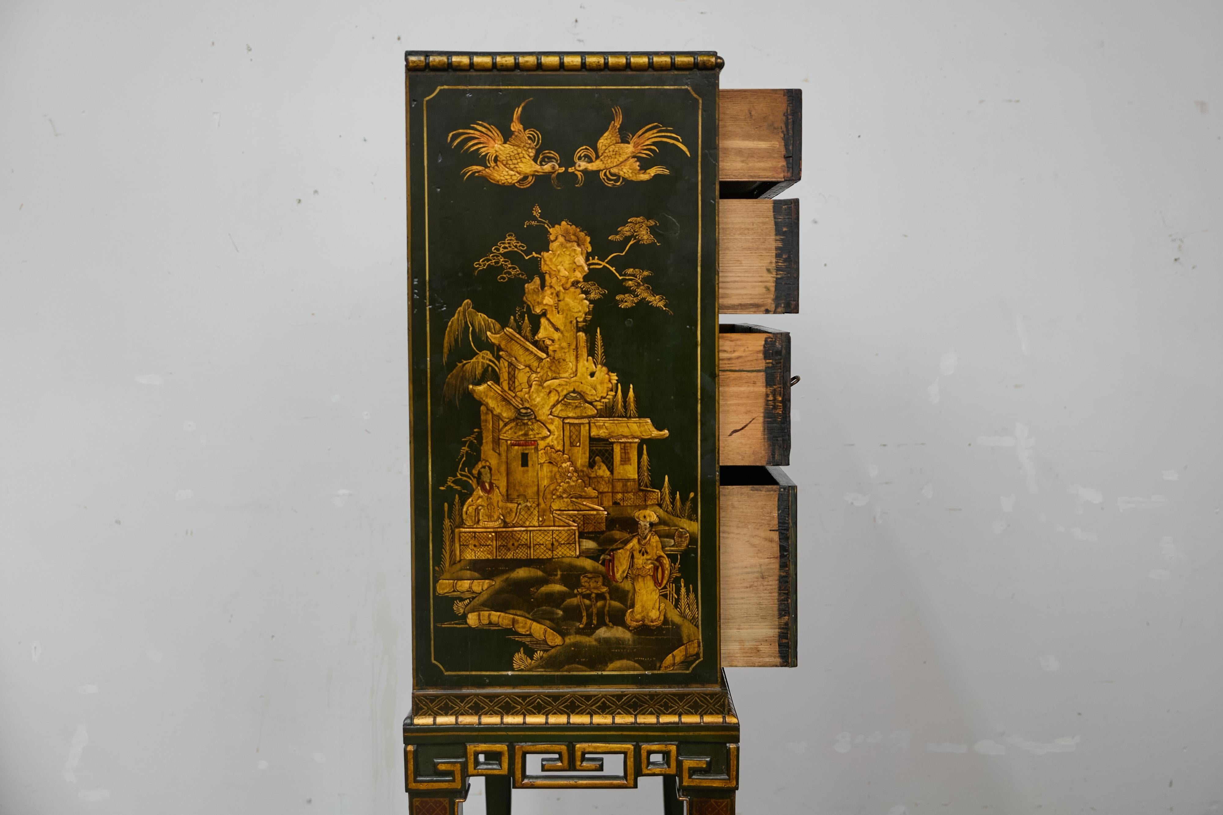 Chinoiserie inglesa Gabinete lacado verde oscuro sobre peana con paneles escénicos dorados en venta 13