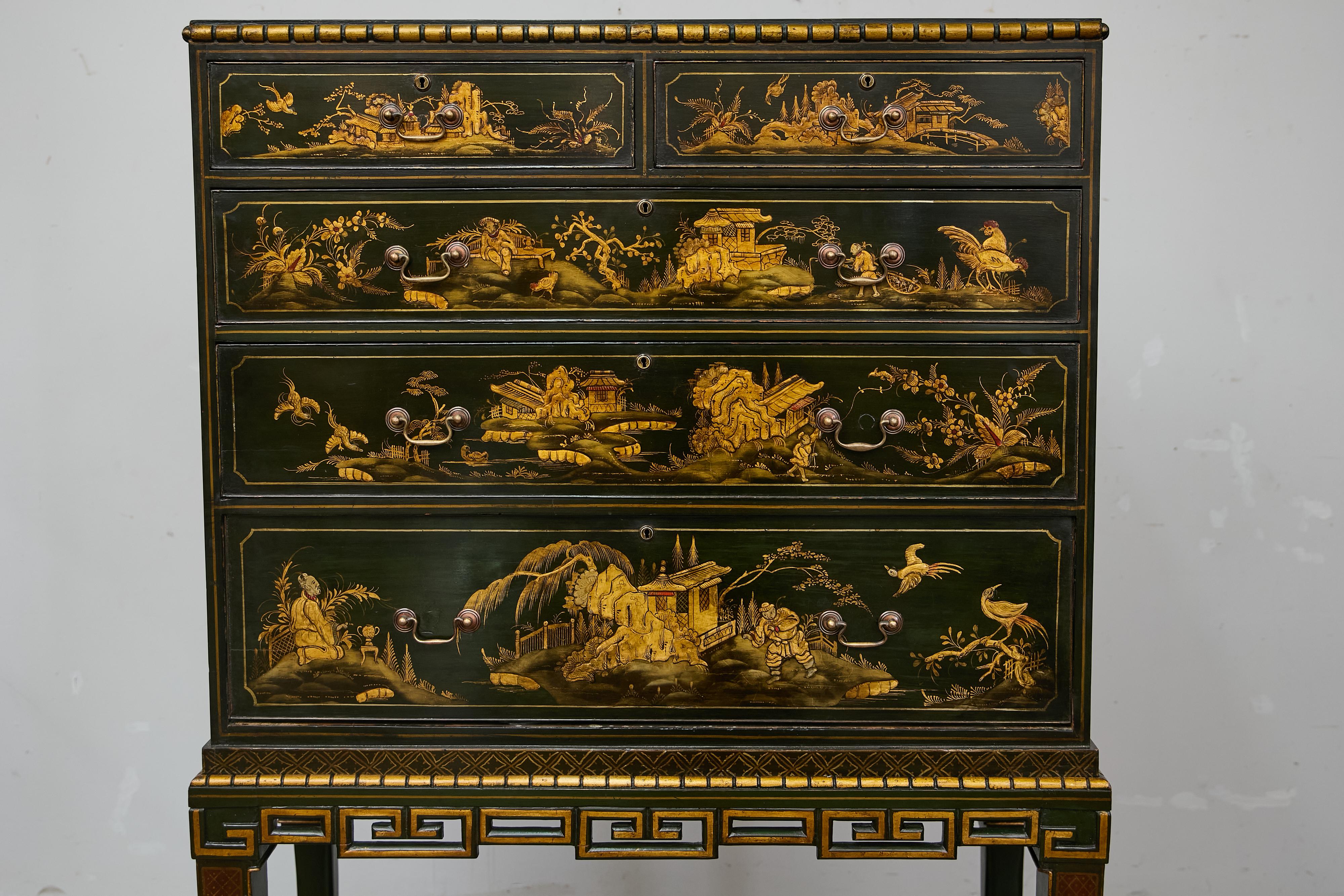Chinoiserie inglesa Gabinete lacado verde oscuro sobre peana con paneles escénicos dorados Inglés en venta