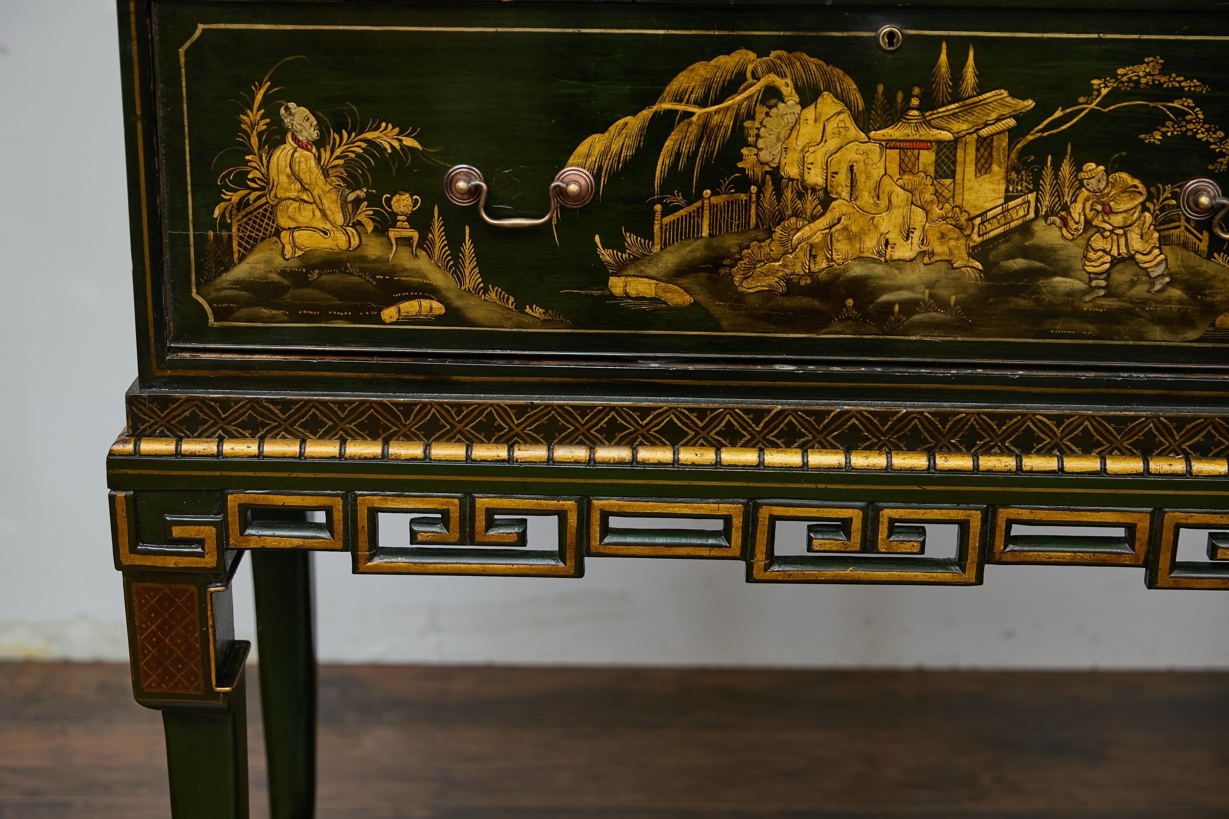 Chinoiserie inglesa Gabinete lacado verde oscuro sobre peana con paneles escénicos dorados Tallado en venta