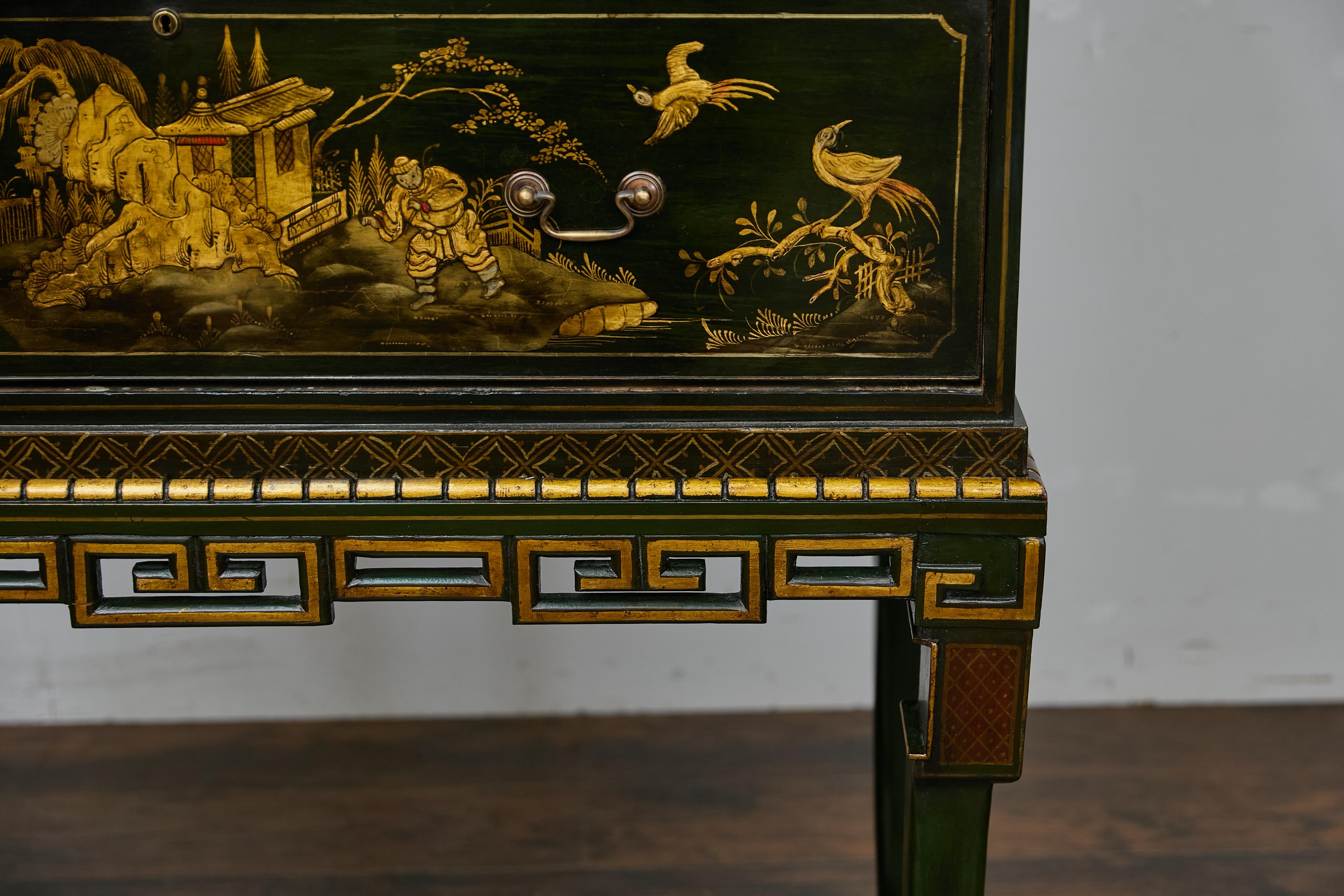 Chinoiserie inglesa Gabinete lacado verde oscuro sobre peana con paneles escénicos dorados en Bueno estado para la venta en Atlanta, GA