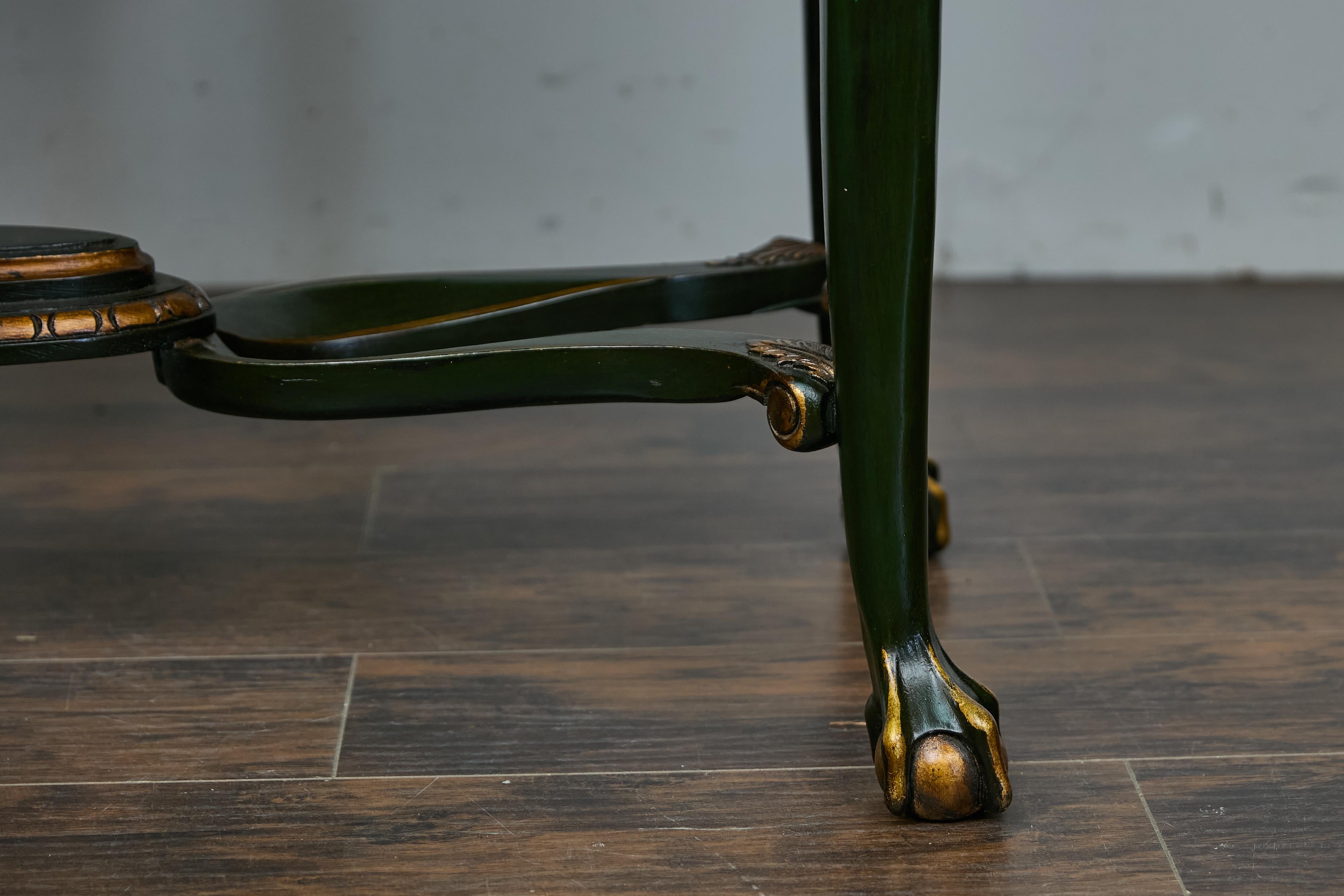 Chinoiserie inglesa Gabinete lacado verde oscuro sobre peana con paneles escénicos dorados siglo XIX en venta
