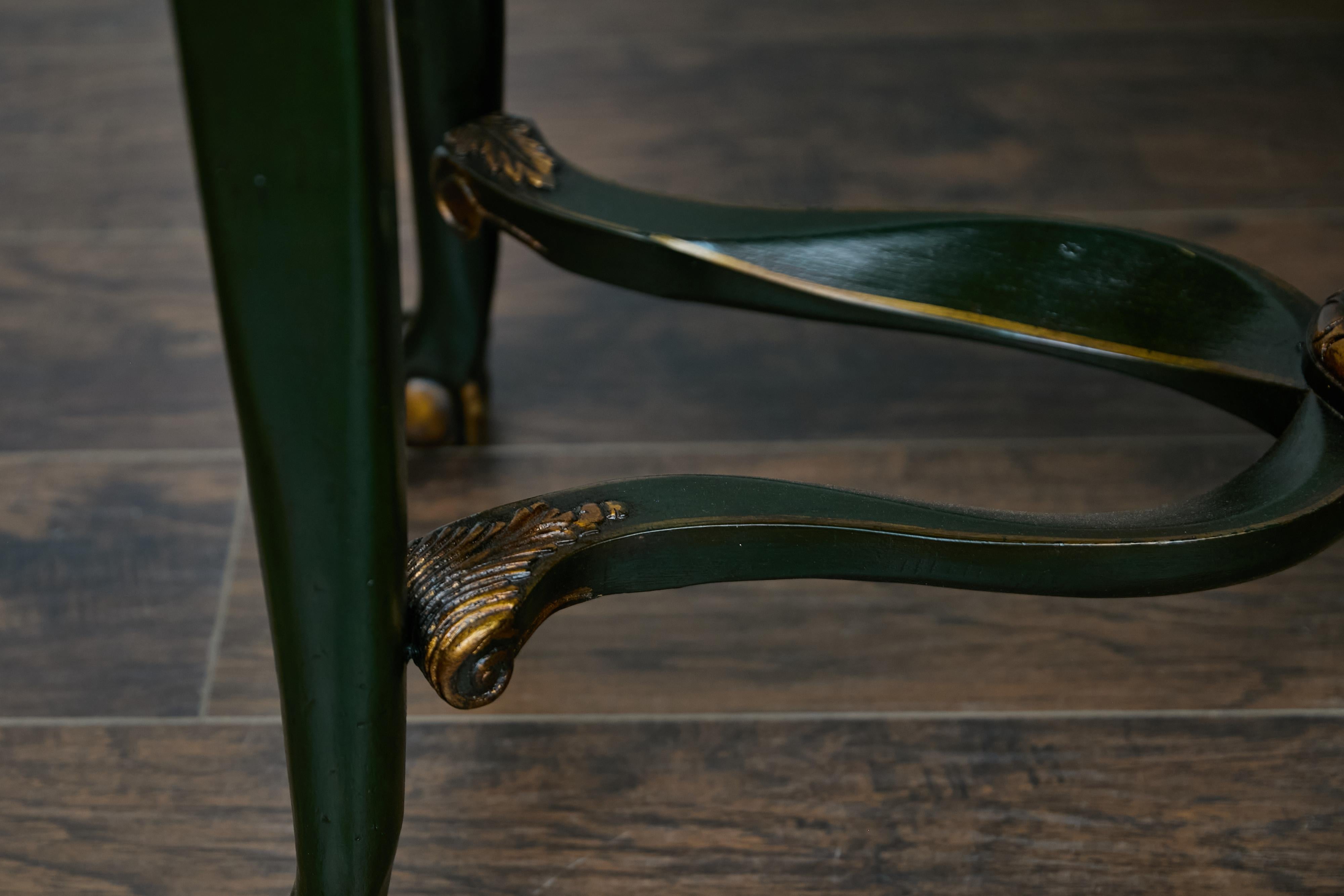 Chinoiserie inglesa Gabinete lacado verde oscuro sobre peana con paneles escénicos dorados Madera dura en venta