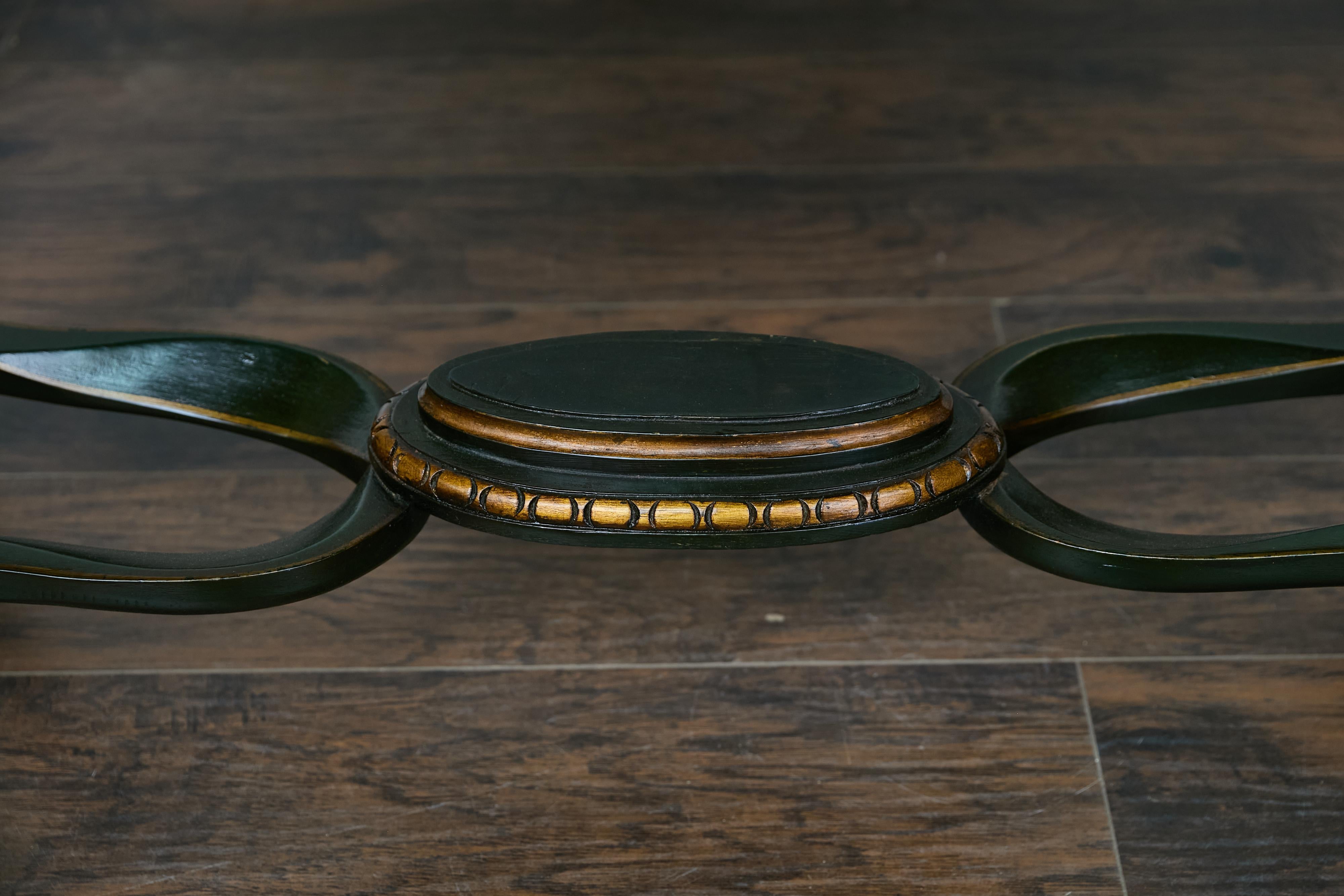 Chinoiserie inglesa Gabinete lacado verde oscuro sobre peana con paneles escénicos dorados en venta 1