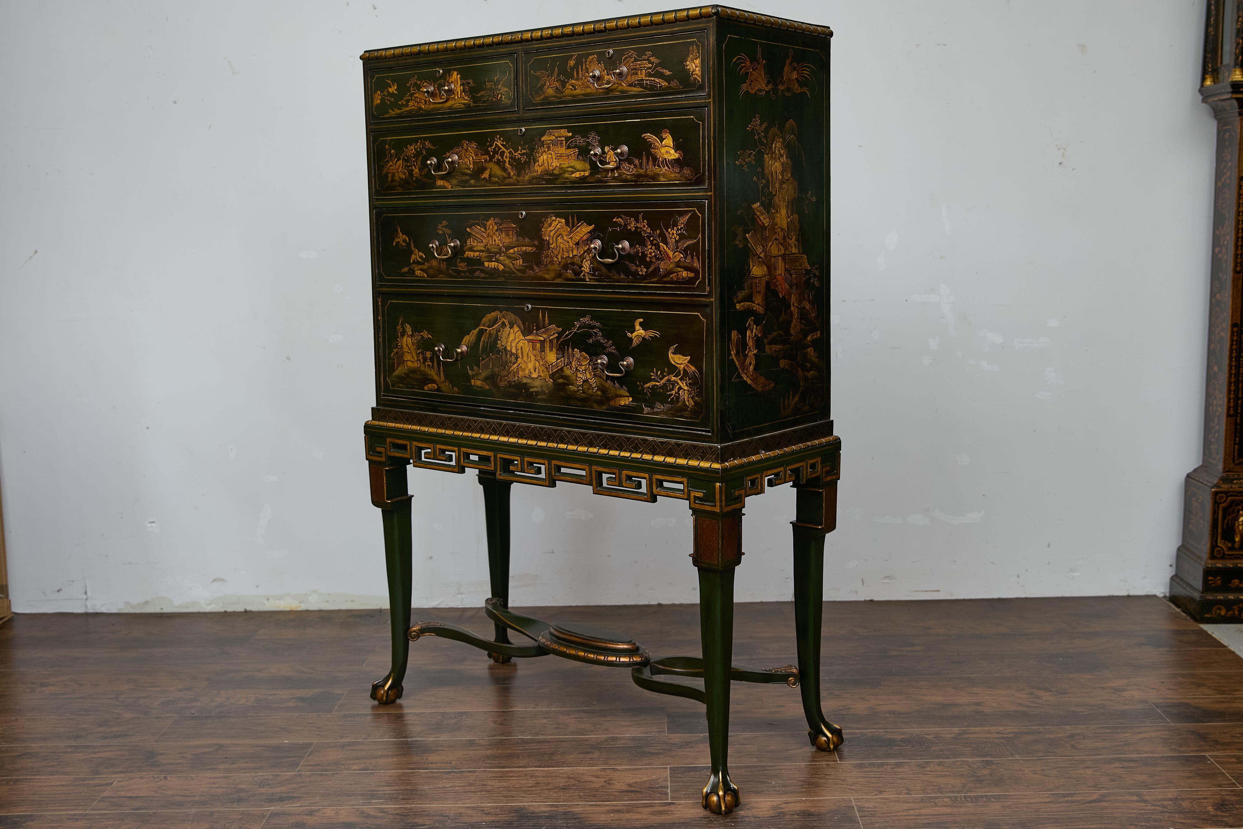 Chinoiserie inglesa Gabinete lacado verde oscuro sobre peana con paneles escénicos dorados en venta 2