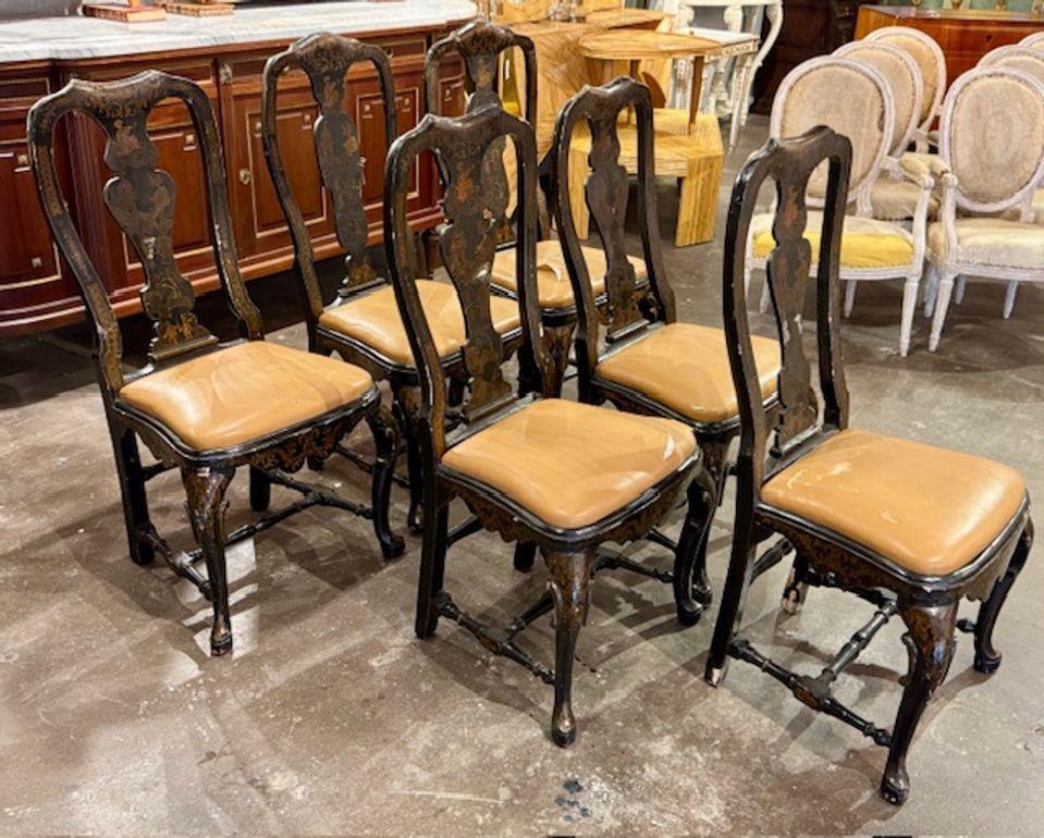 Superbe ensemble de 6 chaises d'appoint de style chinoiseries anglaises du 19e siècle, avec sièges en cuir fauve. Mélange captivant de motifs inspirés de l'Orient et de l'artisanat occidental, souvent vu dans des silhouettes Queen Anne ou