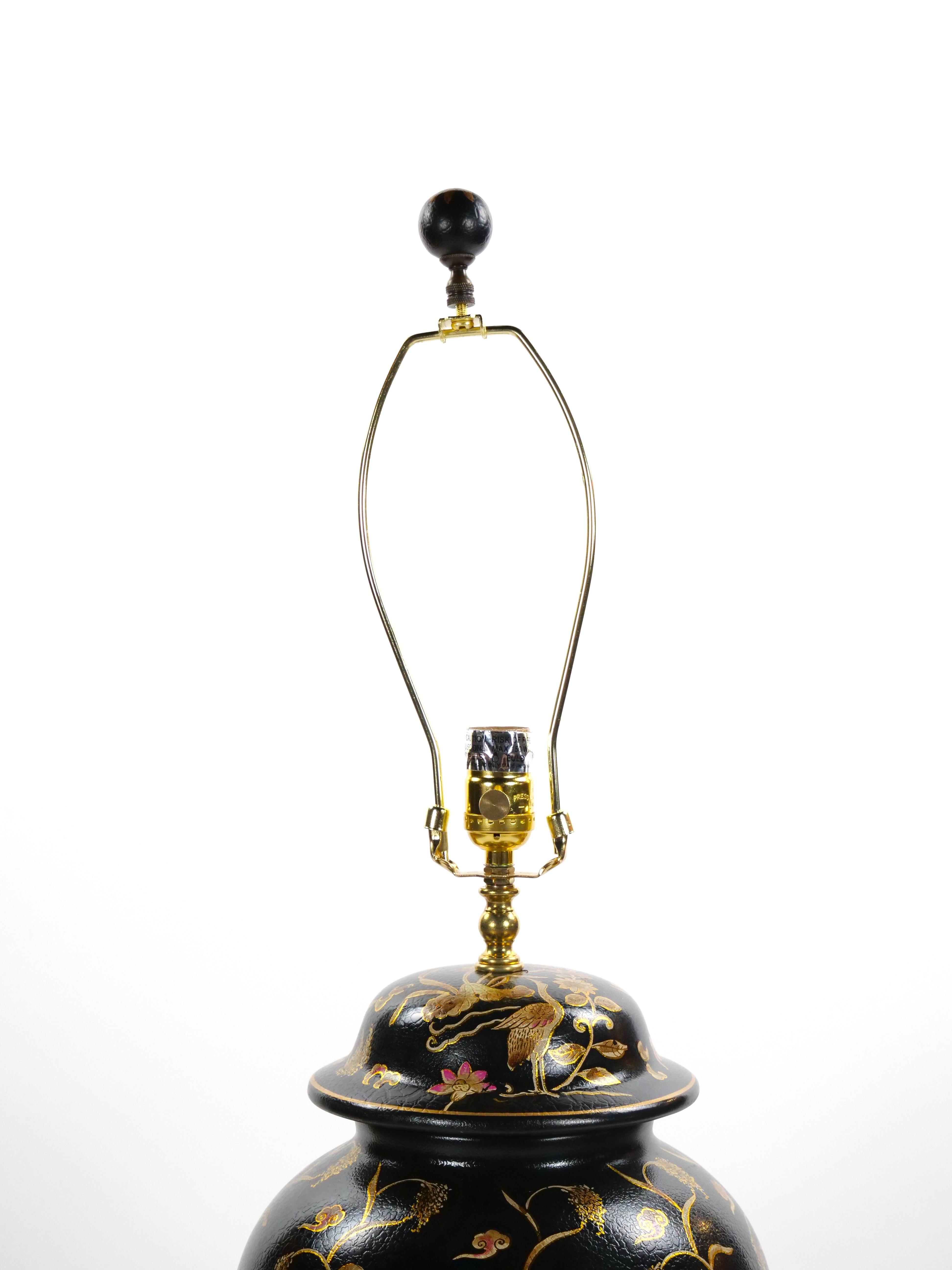 English Chinoiserie Style Black Lacquered Porcelain / Gilt Wood Table Lamp For Sale 11