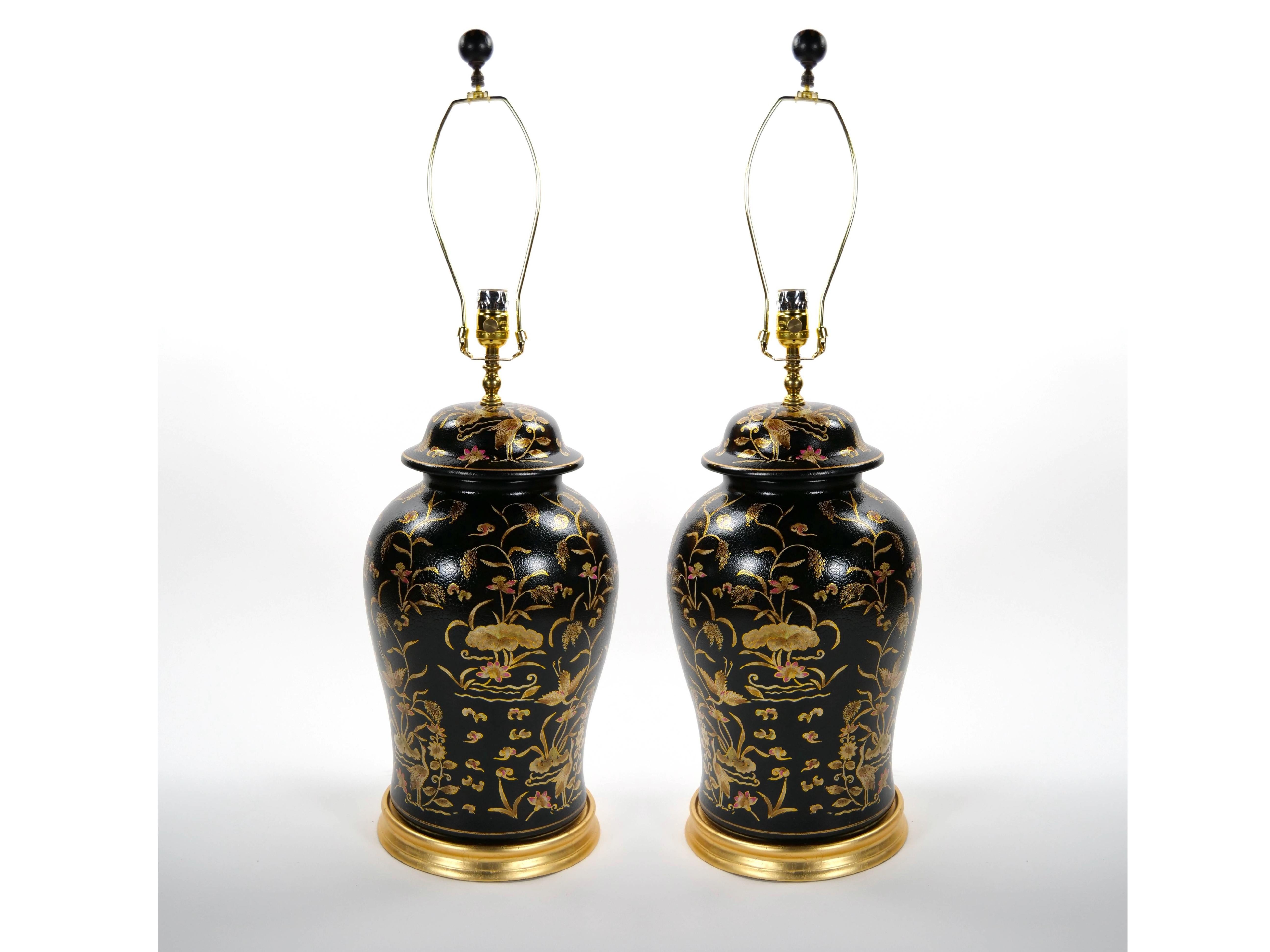 English Chinoiserie Style Black Lacquered Porcelain / Gilt Wood Table Lamp In Good Condition For Sale In Tarry Town, NY