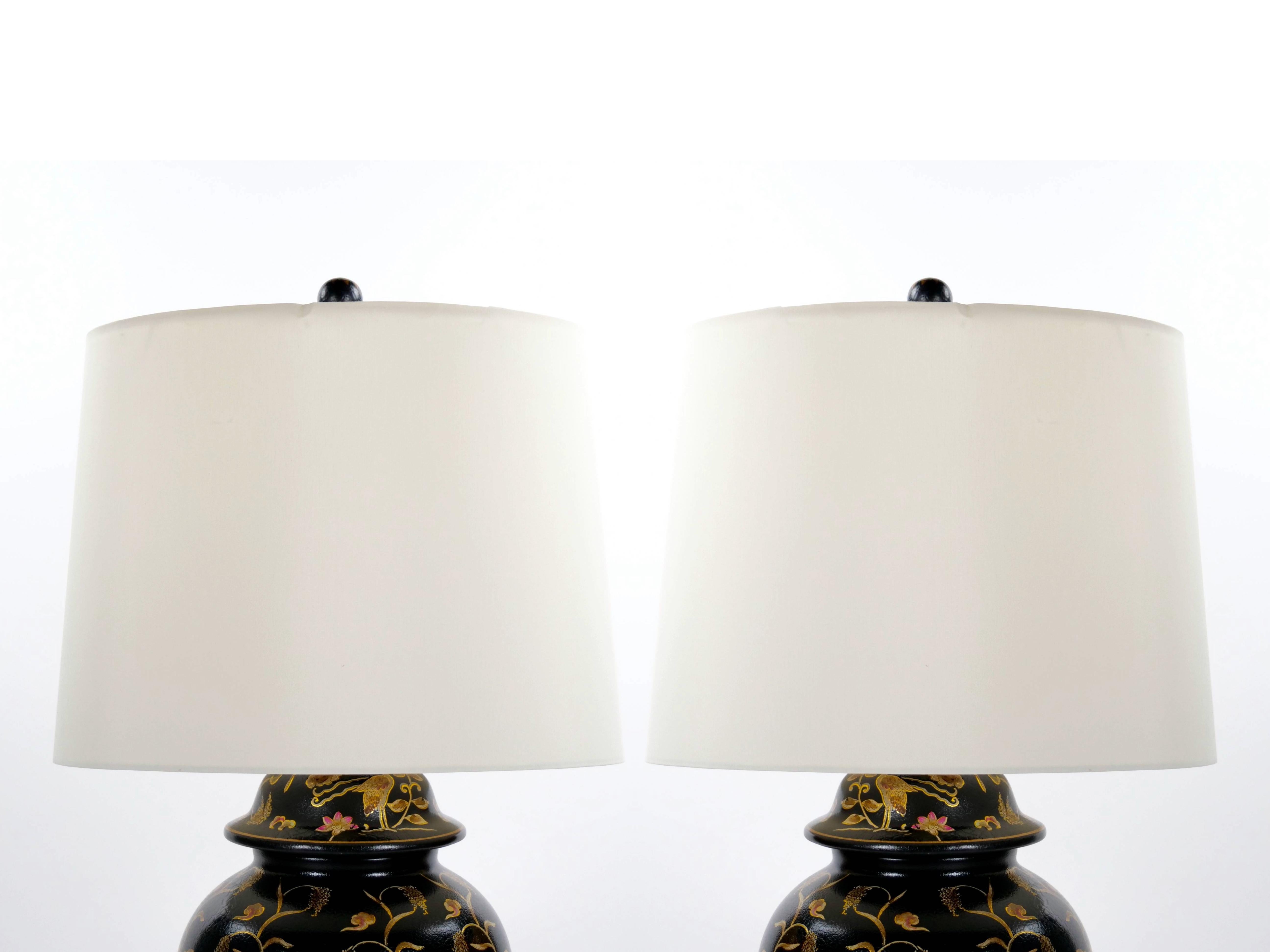 Mid-20th Century English Chinoiserie Style Black Lacquered Porcelain / Gilt Wood Table Lamp For Sale