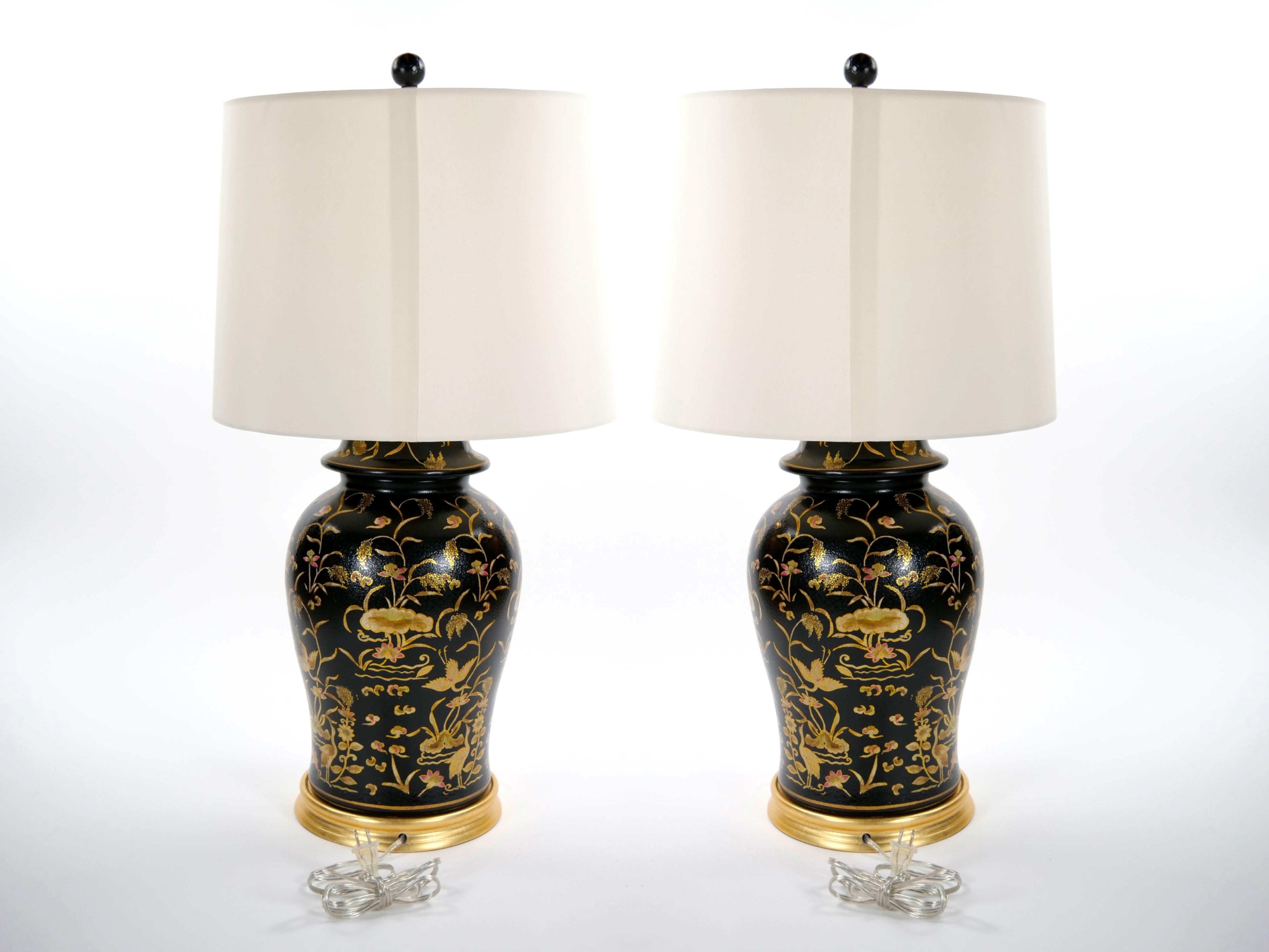 English Chinoiserie Style Black Lacquered Porcelain / Gilt Wood Table Lamp For Sale 1