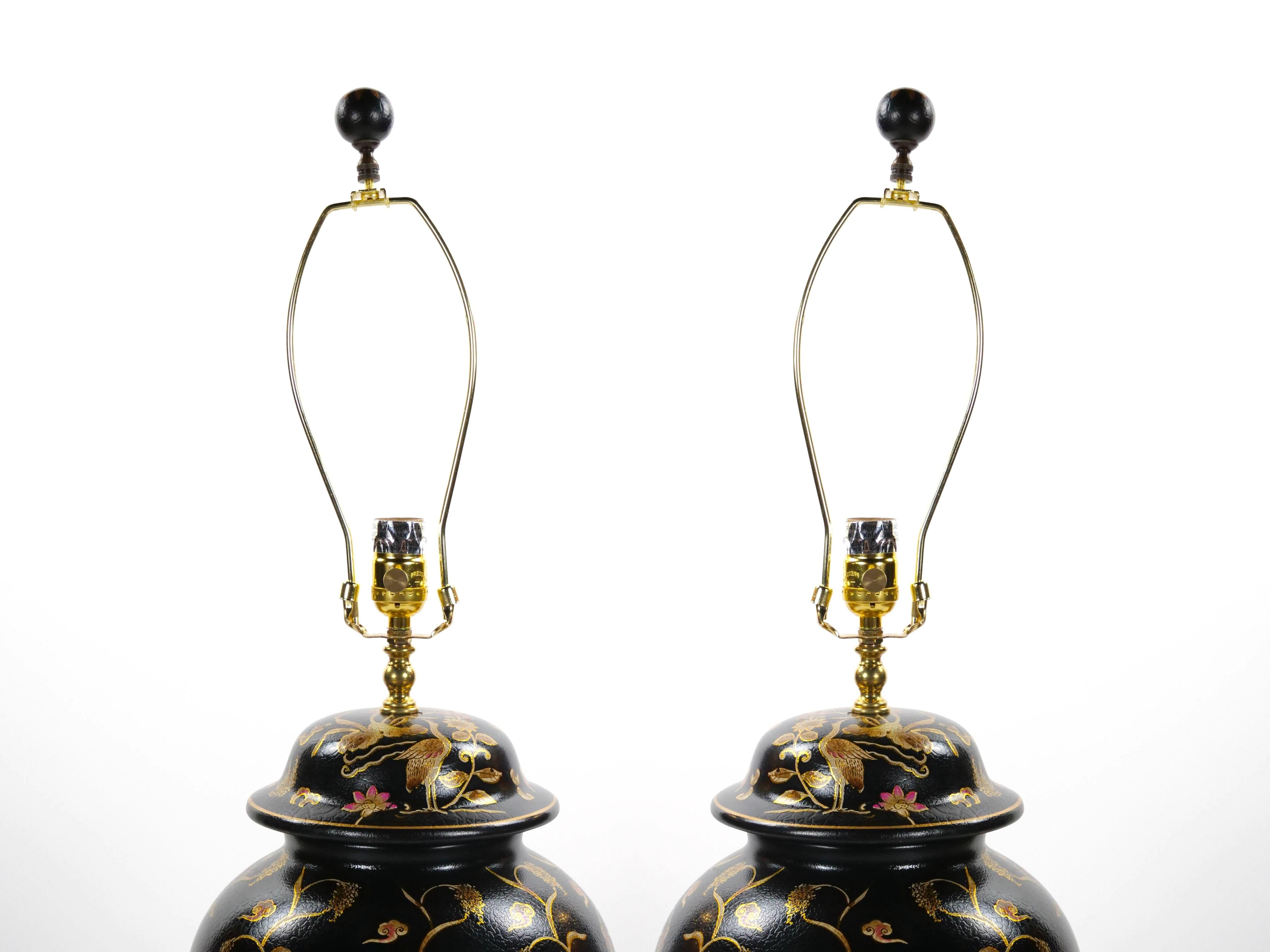 English Chinoiserie Style Black Lacquered Porcelain / Gilt Wood Table Lamp For Sale 2