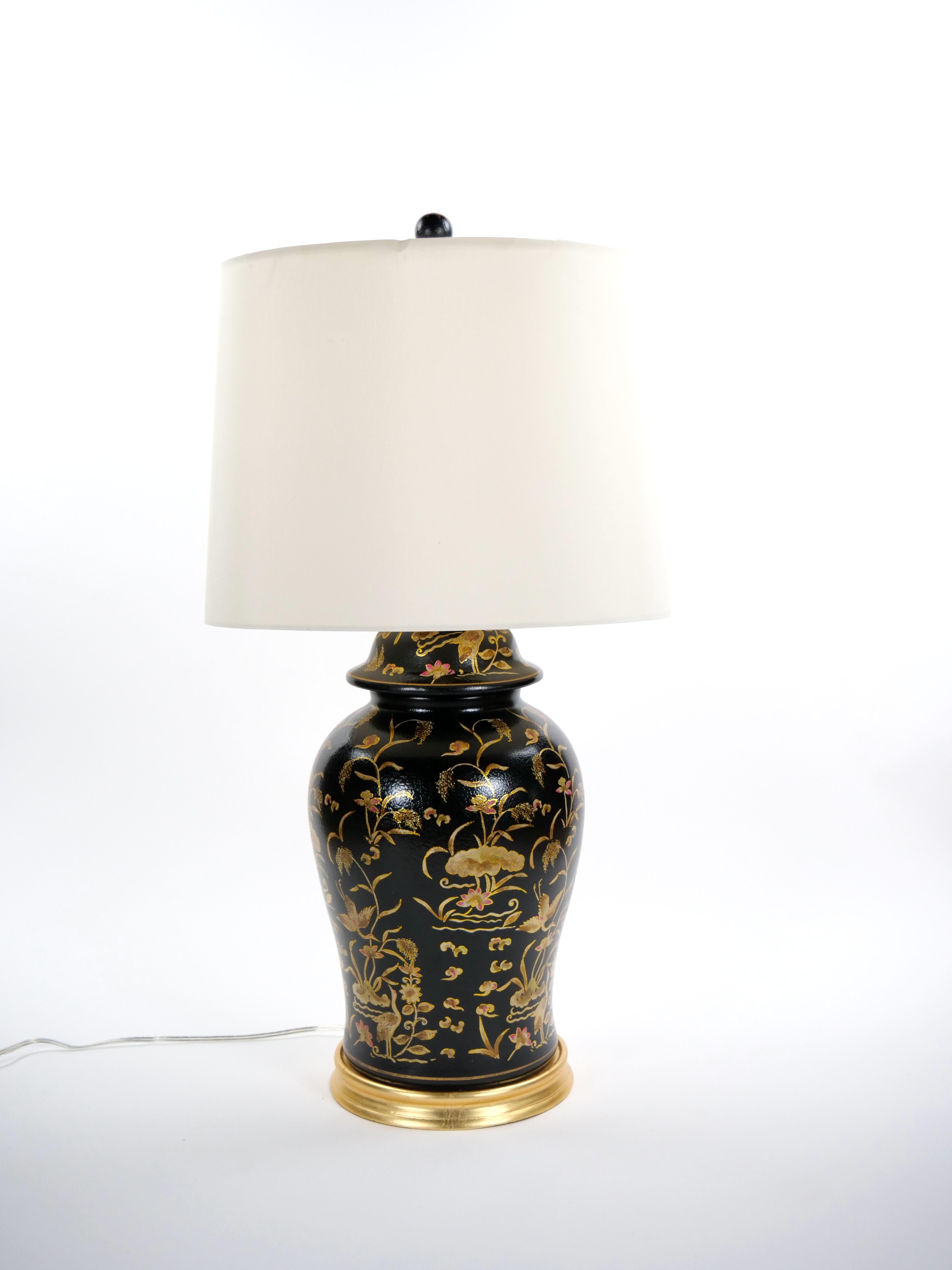English Chinoiserie Style Black Lacquered Porcelain / Gilt Wood Table Lamp For Sale 4