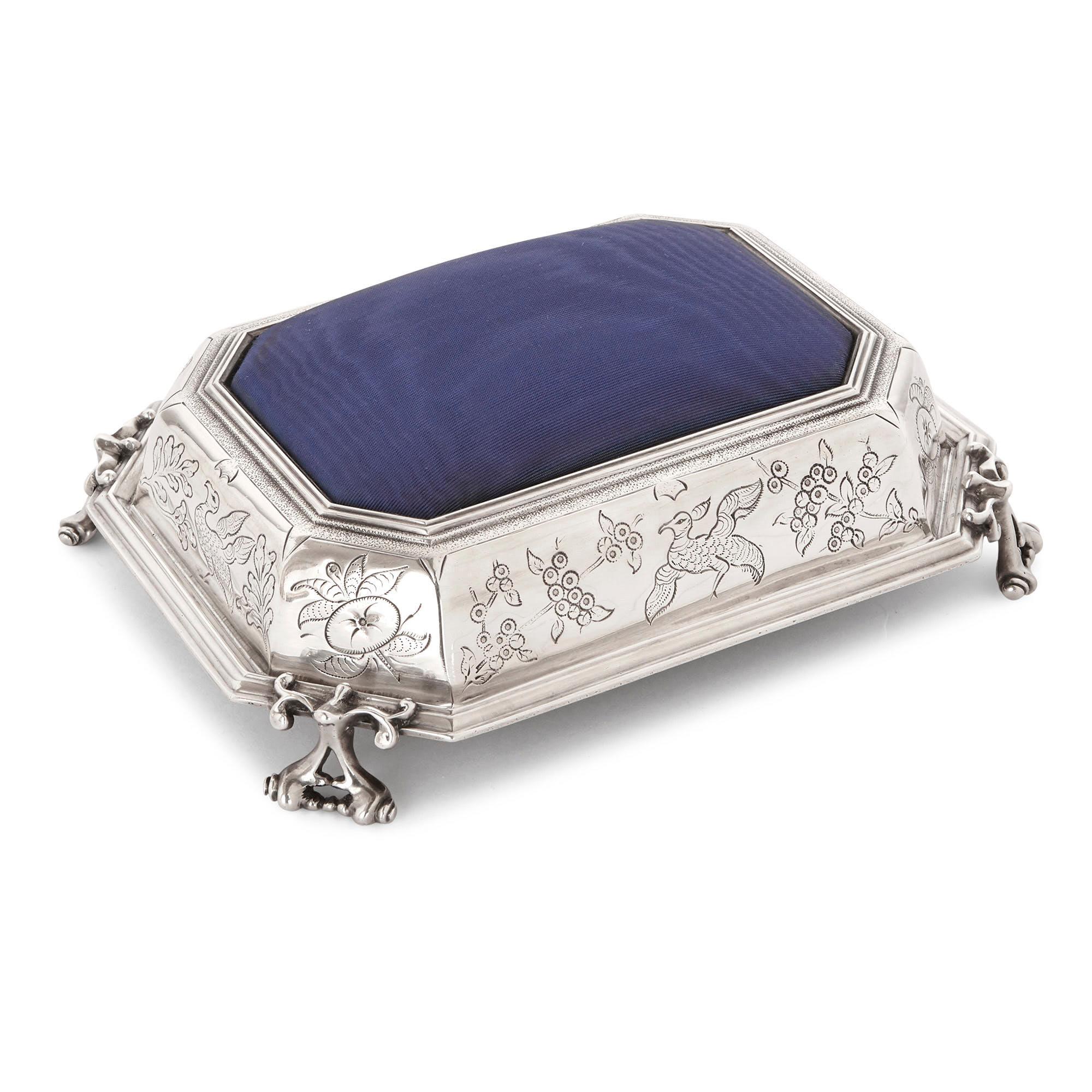 Servicio de tocador de plata de veintiséis piezas estilo chinoiserie inglés en Bueno estado para la venta en London, GB