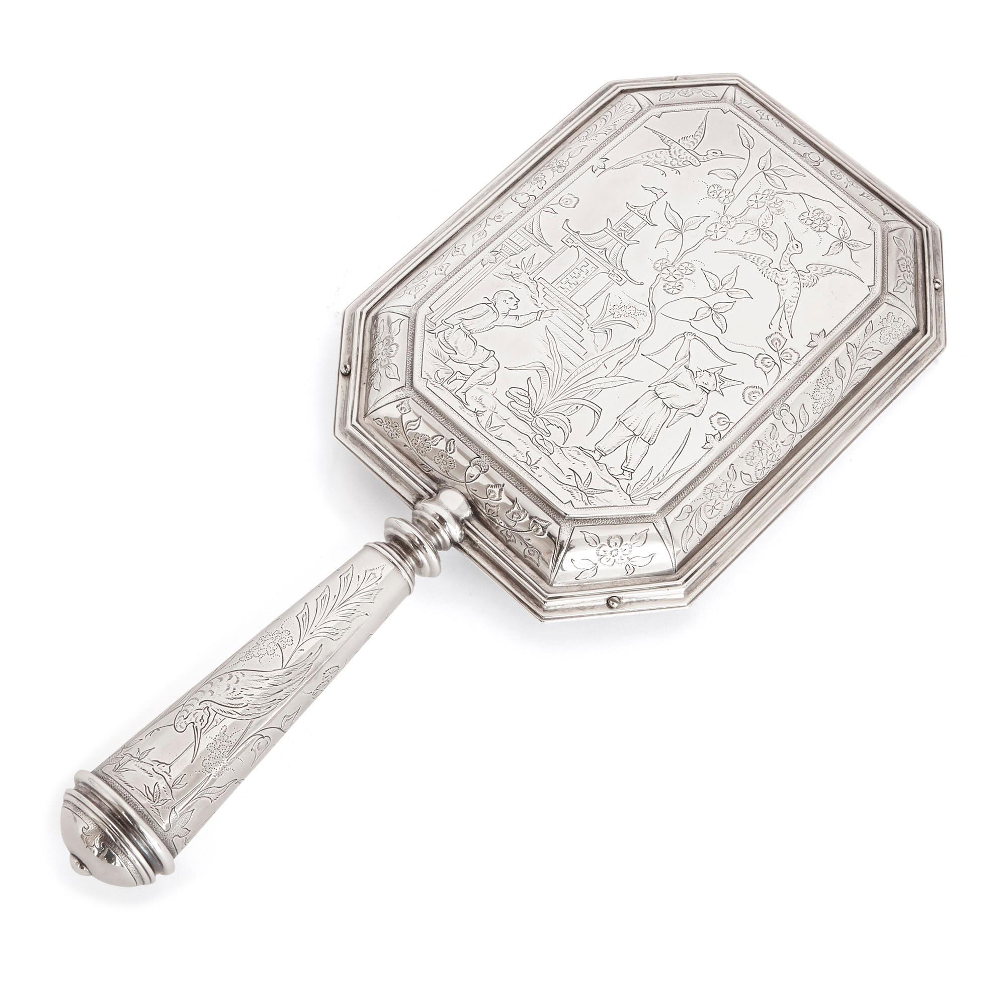 Servicio de tocador de plata de veintiséis piezas estilo chinoiserie inglés siglo XX en venta