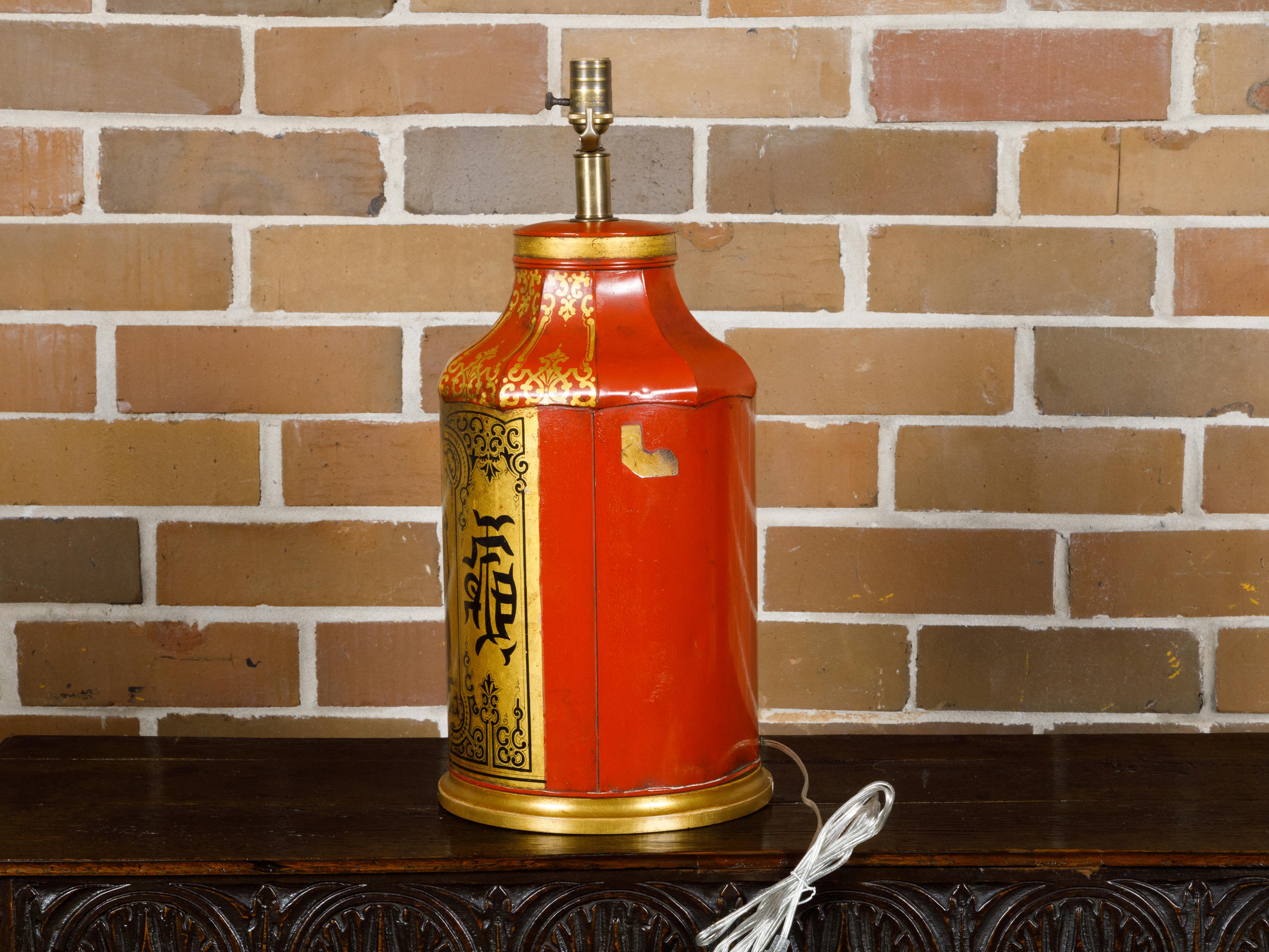 Englischer Chinoiserie-Teekanister aus rotem und goldenem Zinn, englischer Chinoiserie-Tischlampe   im Angebot 5