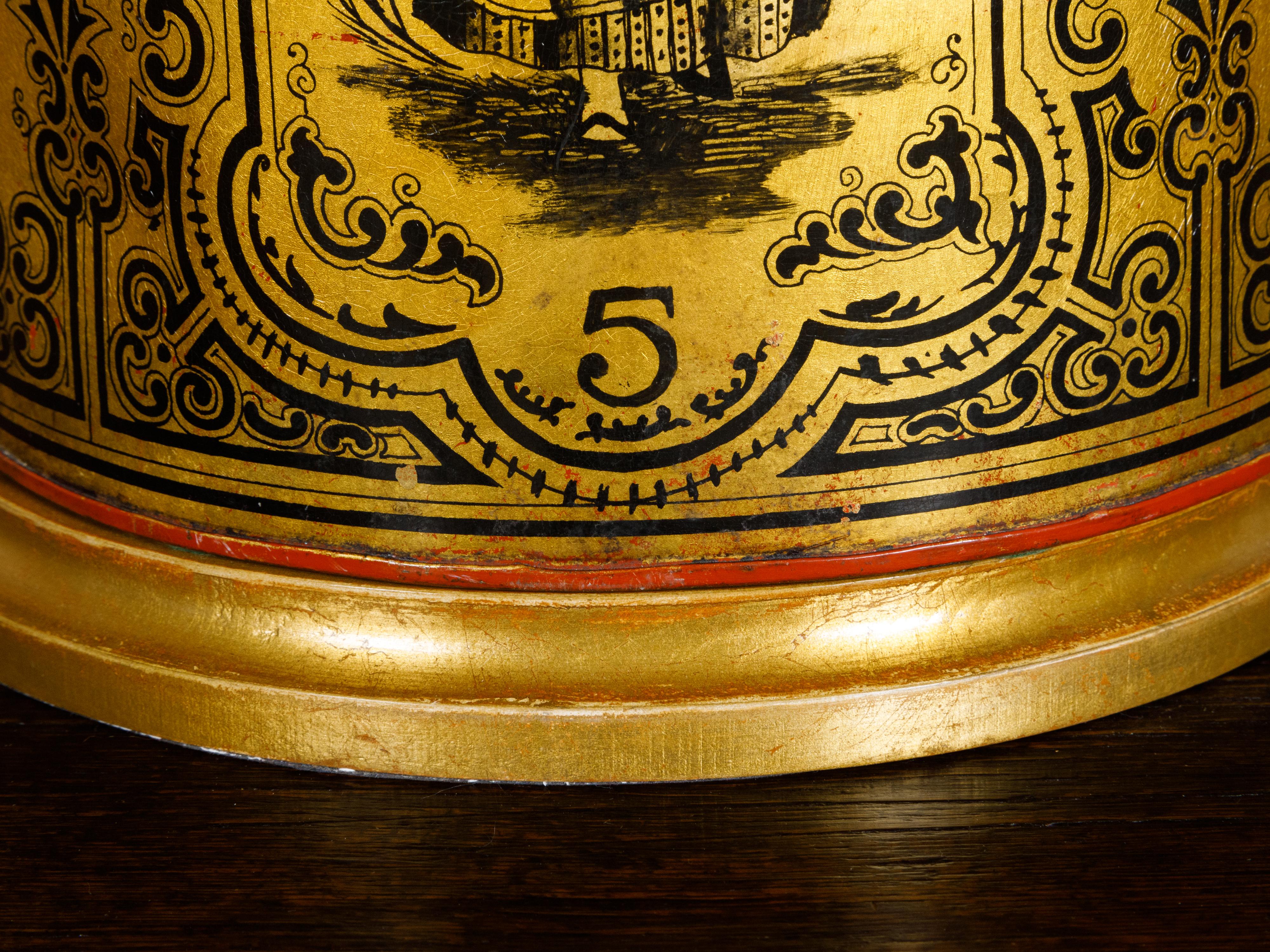 Englischer Chinoiserie-Teekanister aus rotem und goldenem Zinn, englischer Chinoiserie-Tischlampe   (19. Jahrhundert) im Angebot