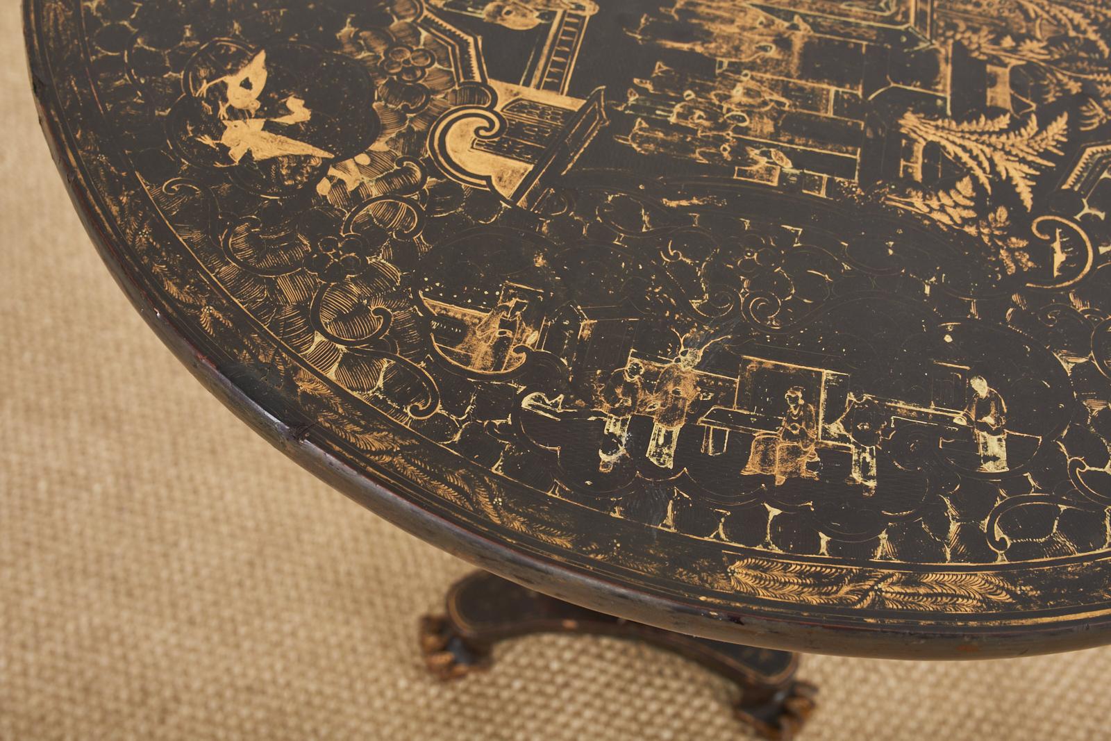 XIXe siècle Table tripode à plateau basculant et piédestal style Chinoiserie anglaise en vente