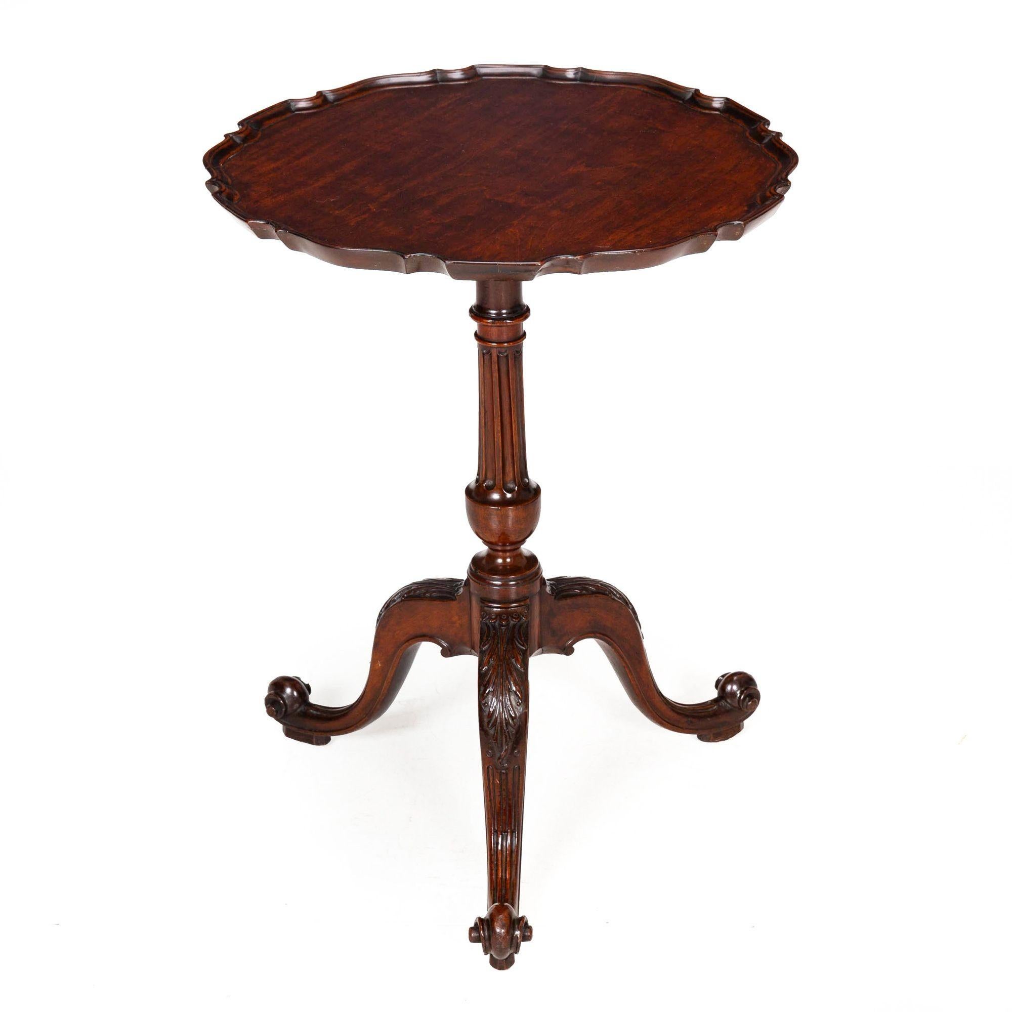 TABLE À VIN EN ACAJOU SCULPTÉ DE STYLE CHIPPENDALE ANGLAIS
Avec un bord en croûte de tarte, des pieds tripodaux sculptés d'acanthes se terminant par des orteils français à volutes.  vers 1760
Référence 408XJP21A

Cette petite table à vin sculptée de